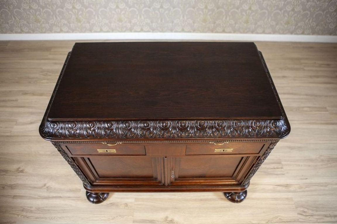 Early-20th Century Oak Commode in Brown With Drawers For Sale 2