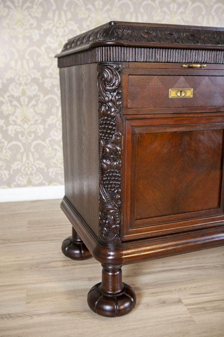 Early-20th Century Oak Commode in Brown With Drawers For Sale 4