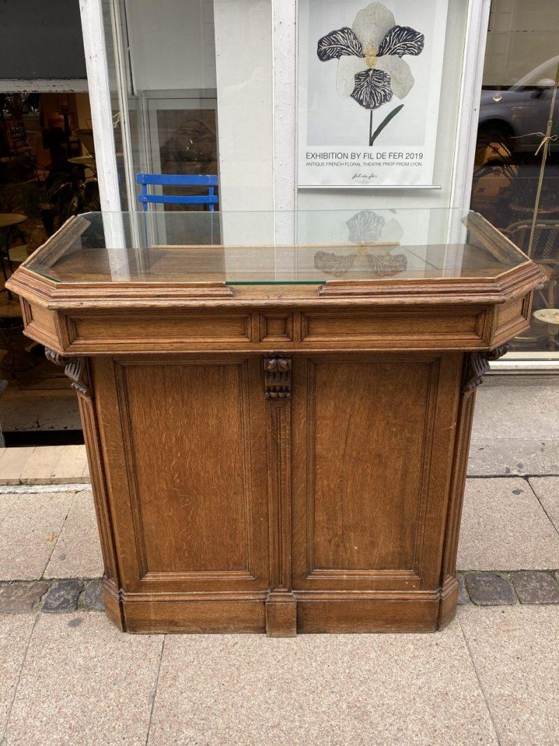 Authentic and charming old French oak customer desk/desk. The counter that in its heyday stood in a brasserie/bistro in the gourmet country of France and welcomed expectant guests.

The nearly 100-year-old bar counter is a piece of carefully