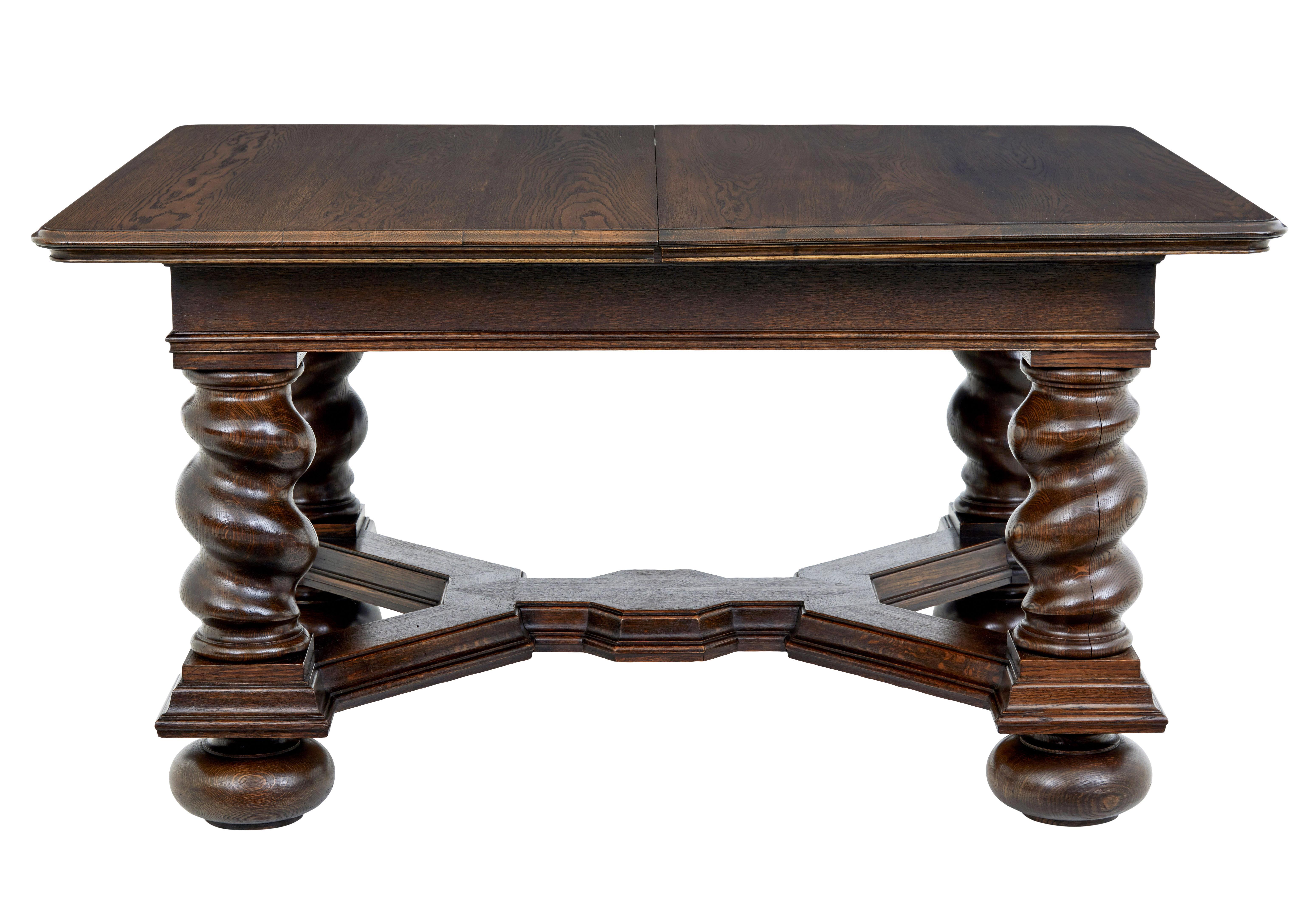 Ausziehbarer Esstisch aus Eiche, Anfang des 20. Jahrhunderts, um 1900.

Barocke Tischplatte mit Eichenfurnier, die auf einem massiven Sockel mit Gerstenkornbeinen steht, die durch eine mit Stuck verzierte Bahre verbunden sind.

Wird mit 3 späteren