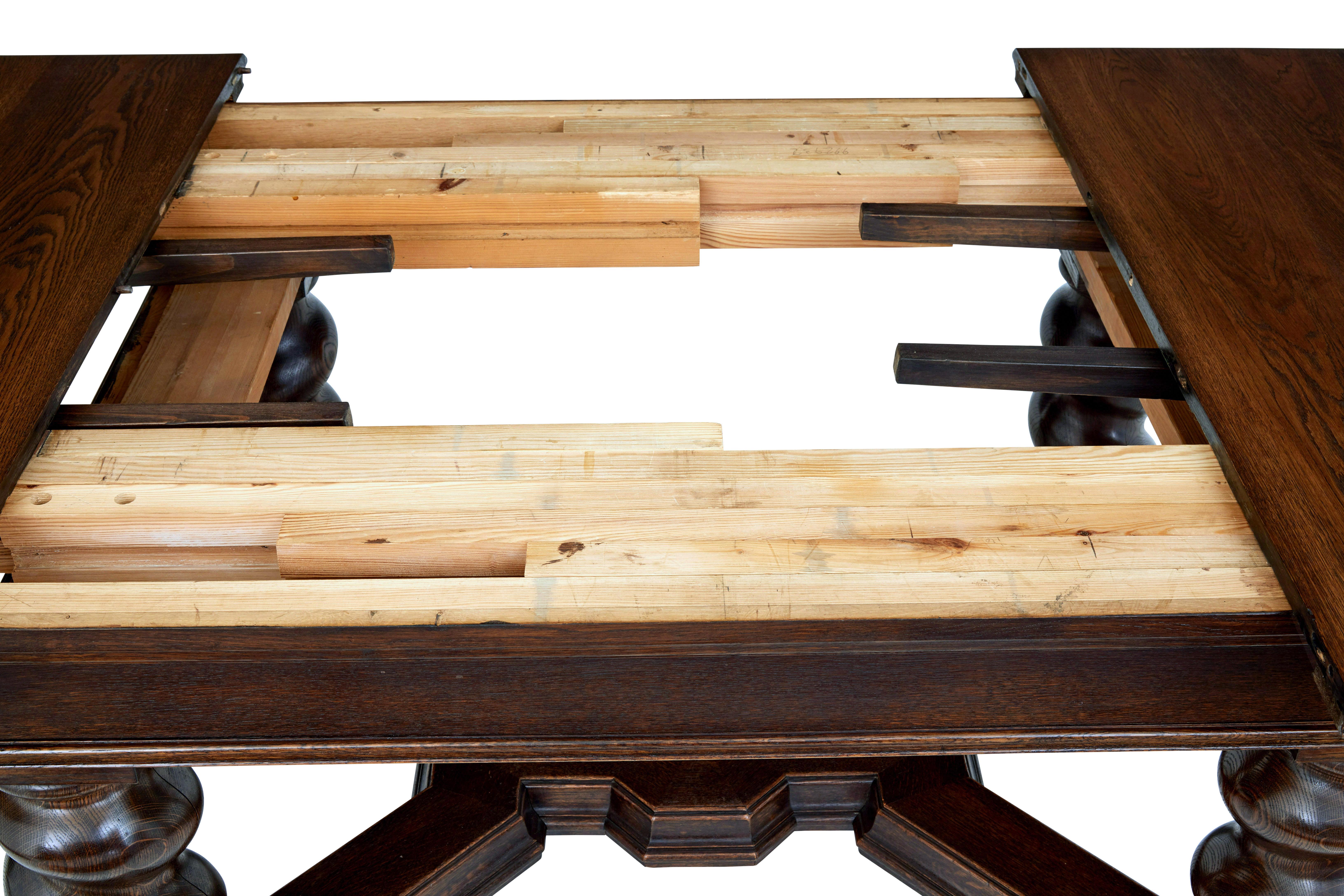 Oak Early 20th century oak extending dining table For Sale