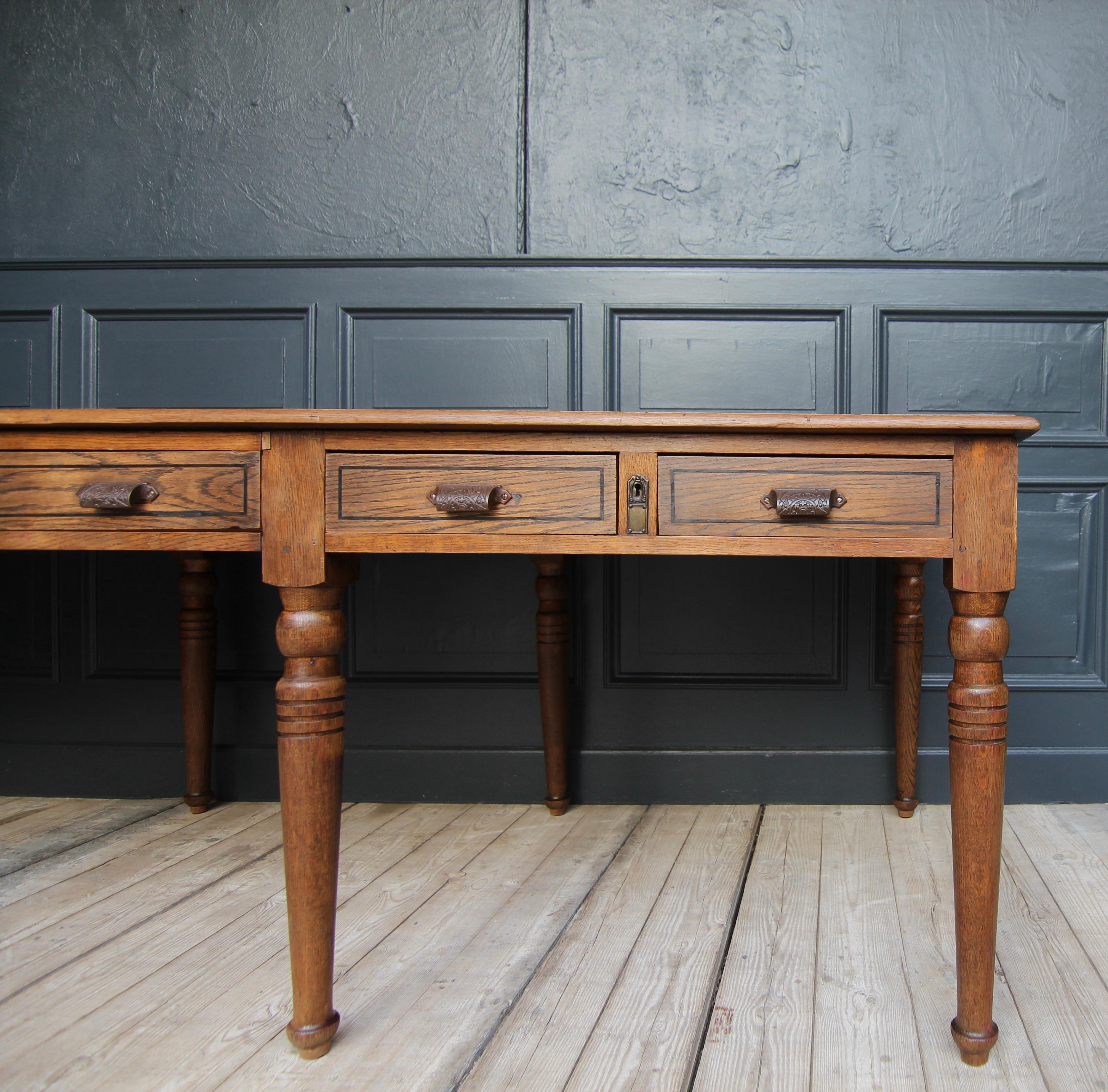 Early 20th Century Oak Library Table or Dining Table In Good Condition In Dusseldorf, DE