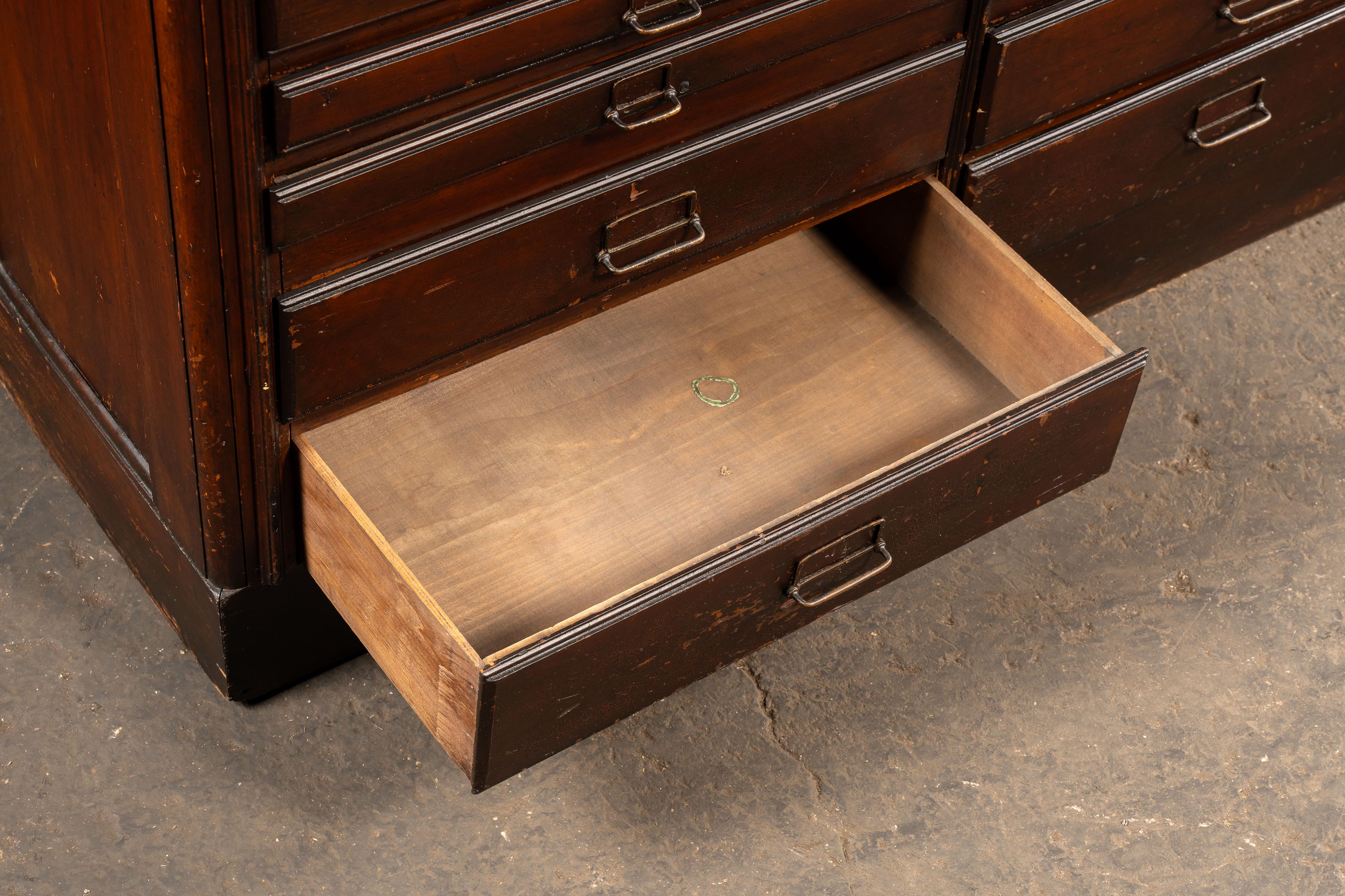 Early 20th Century Oak Mail Sorting Cabinet in vendita 3