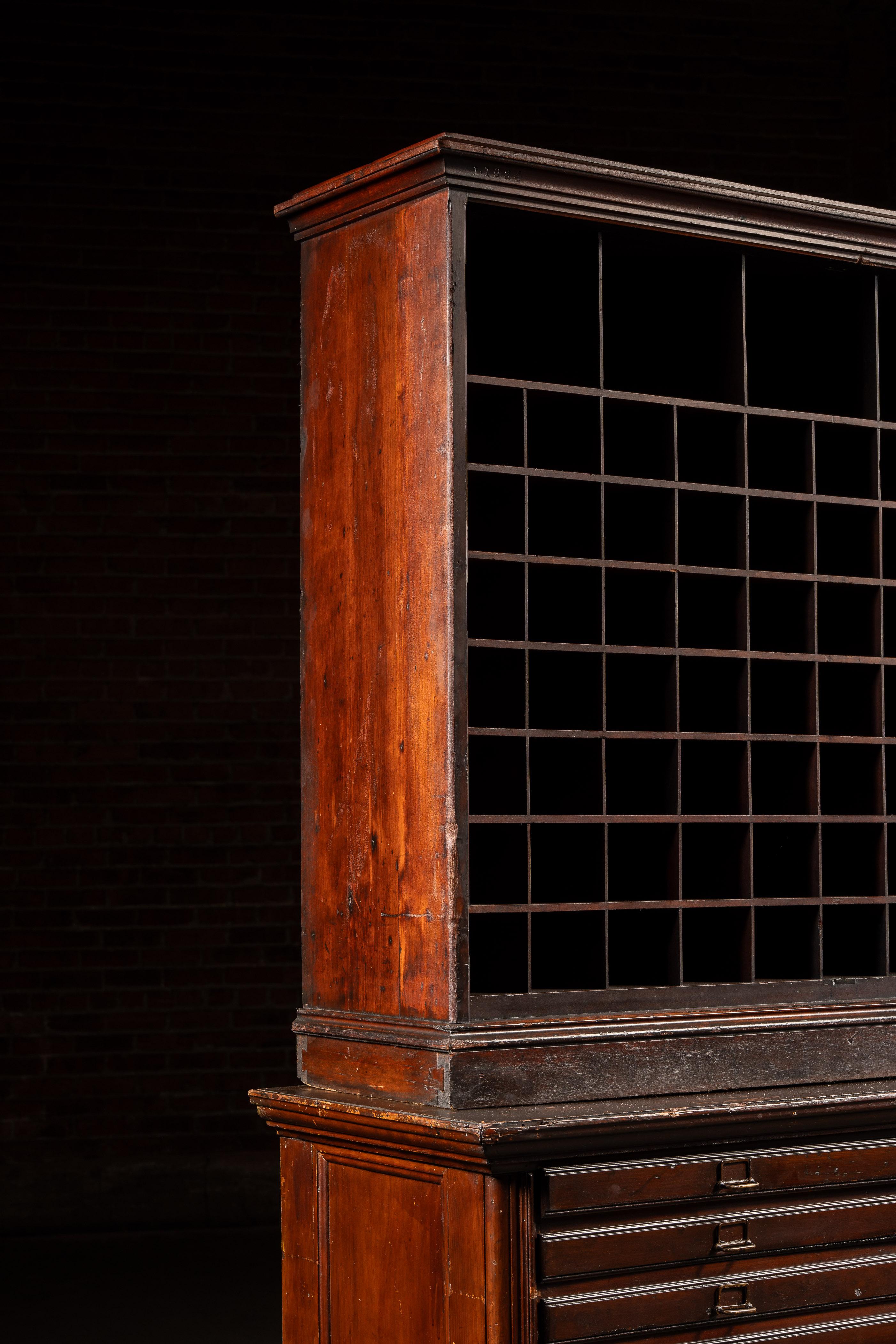 Early 20th Century Oak Mail Sorting Cabinet in vendita 6