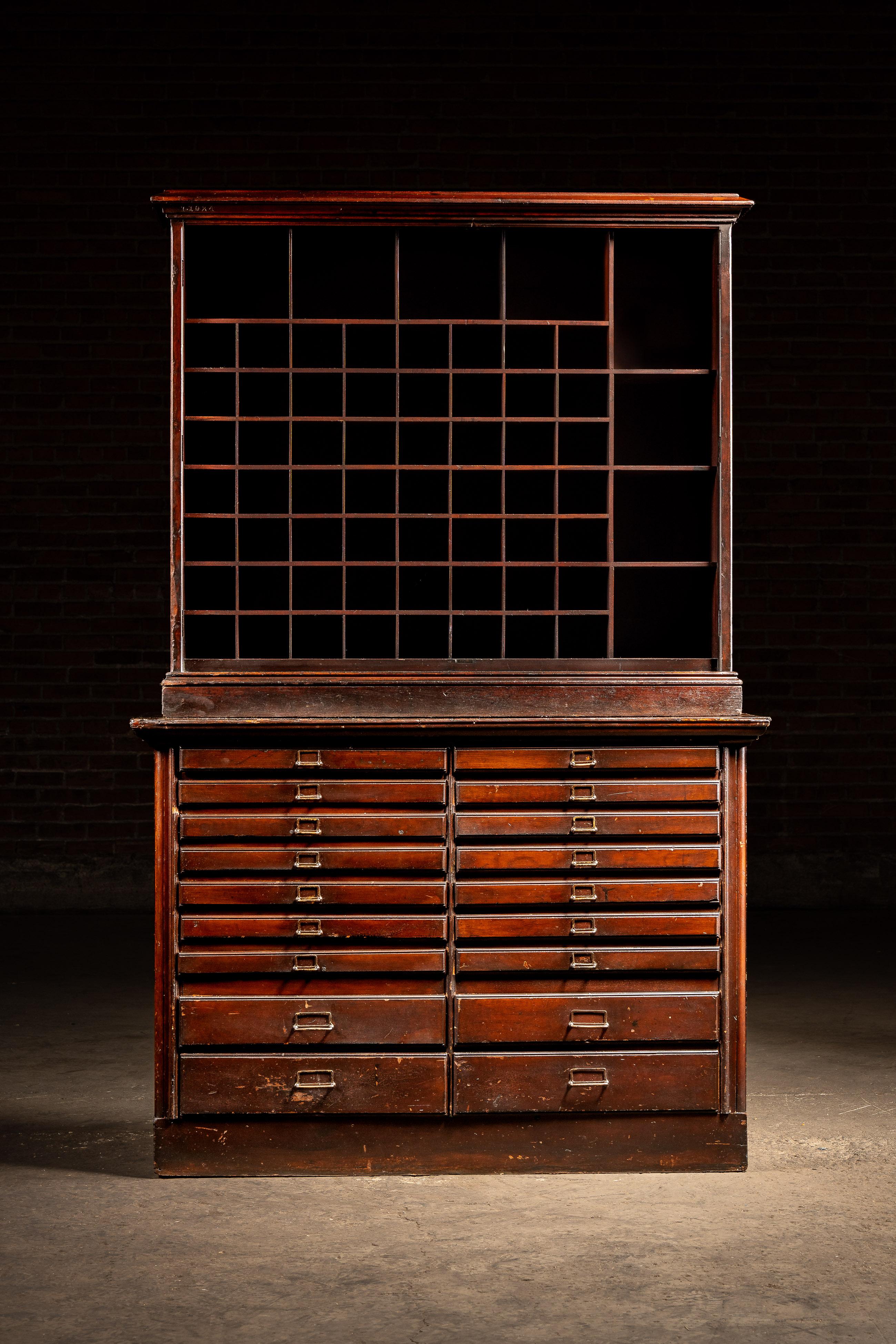 Early 20th Century Oak Mail Sorting Cabinet in vendita 8