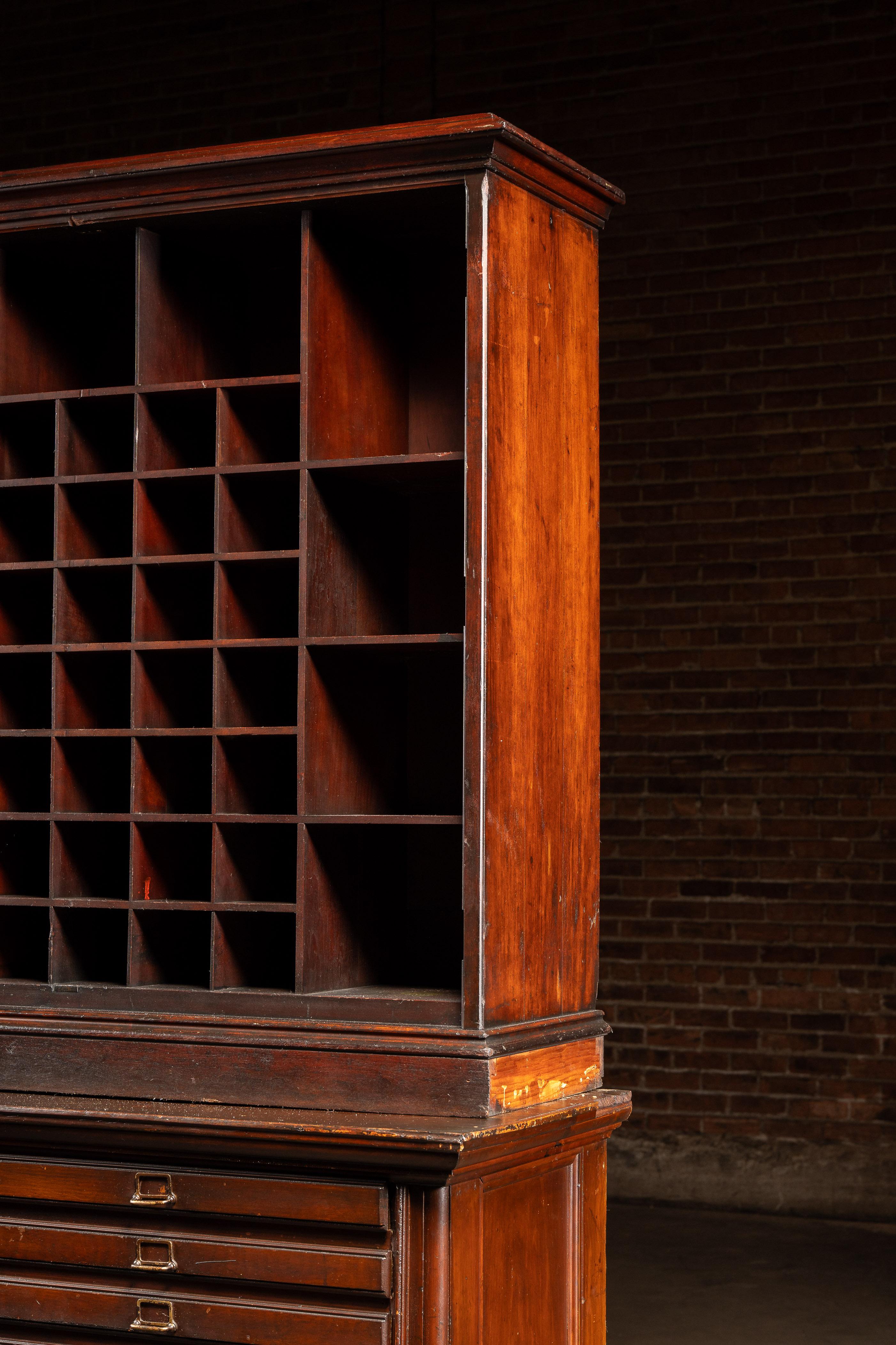 Early 20th Century Oak Mail Sorting Cabinet in vendita 9