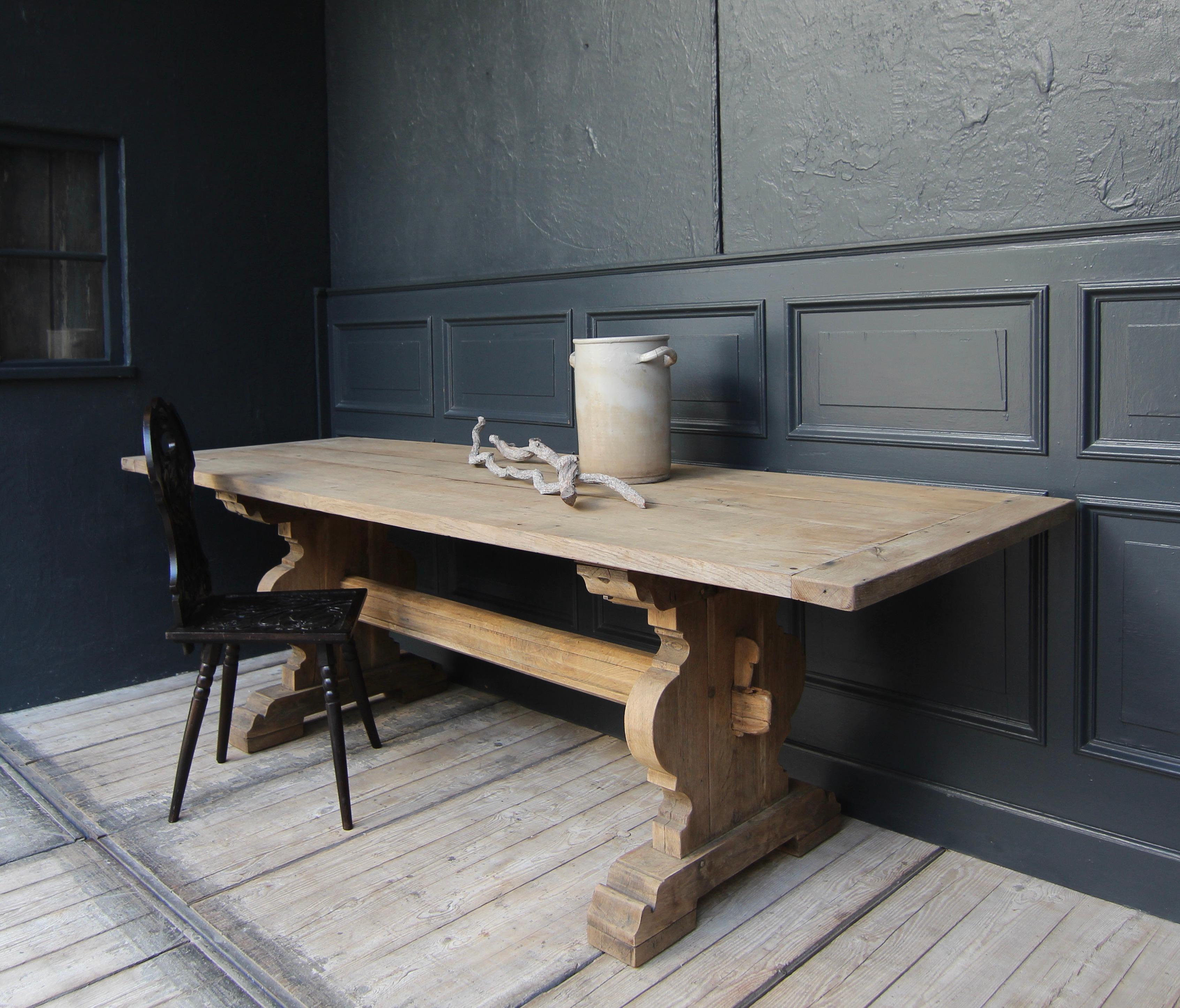 Ein schöner provinzieller Klostertisch oder Esstisch aus dem frühen 20. Jahrhundert. Hergestellt aus massiver Eiche. Pures Design mit toller Patina. 

Tischgestell bestehend aus 2 massiven Seiten, die durch eine Verstrebung mit Holzkeilen verbunden