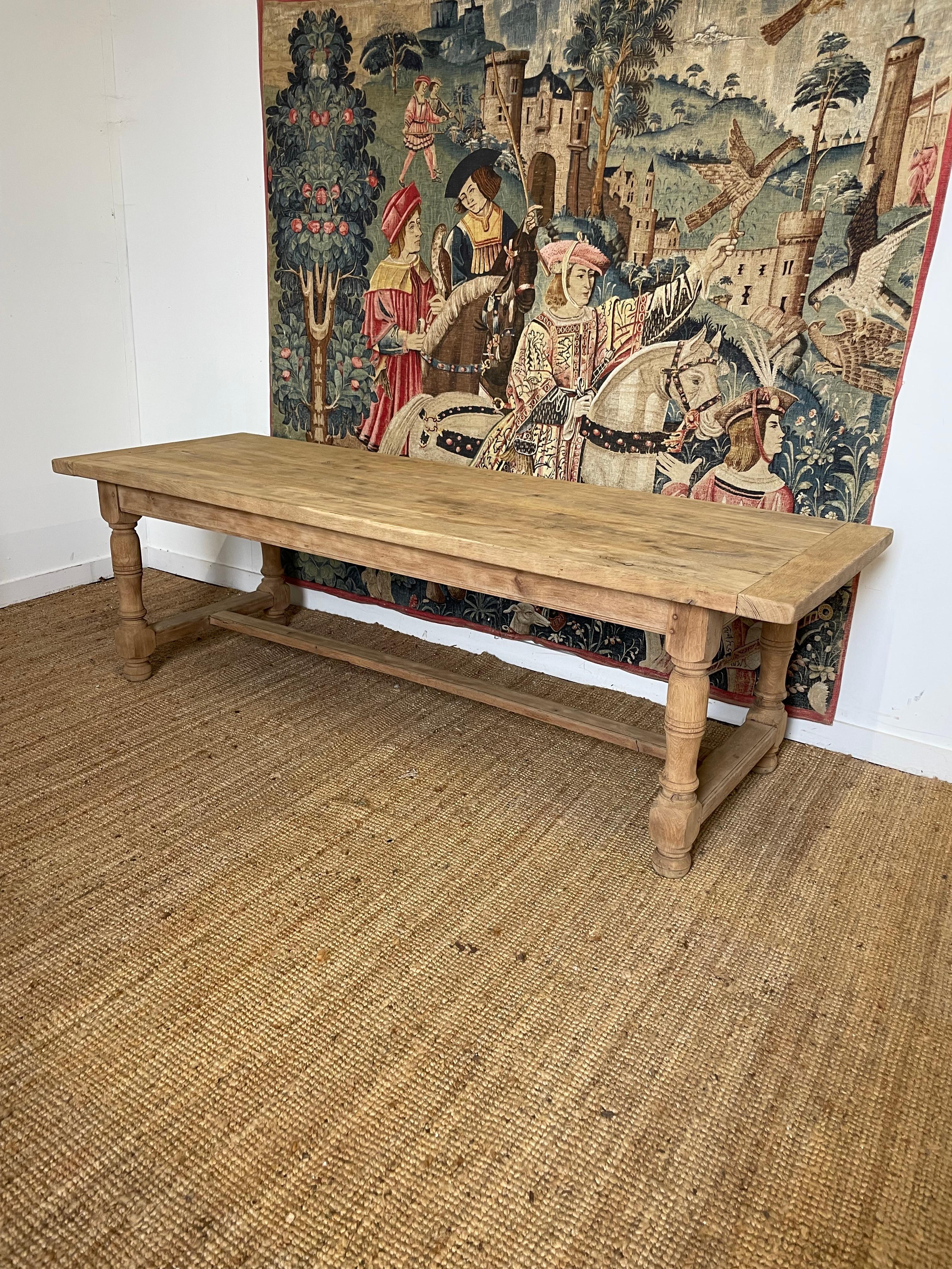 Gran ejemplo de mesa de refectorio / mesa de granja de roble de principios del siglo XX 

Francés de los años 30, construido en roble macizo y con capacidad para 8 personas. 

Esta pieza ha pasado por nuestros talleres y ha sido lavada y fregada