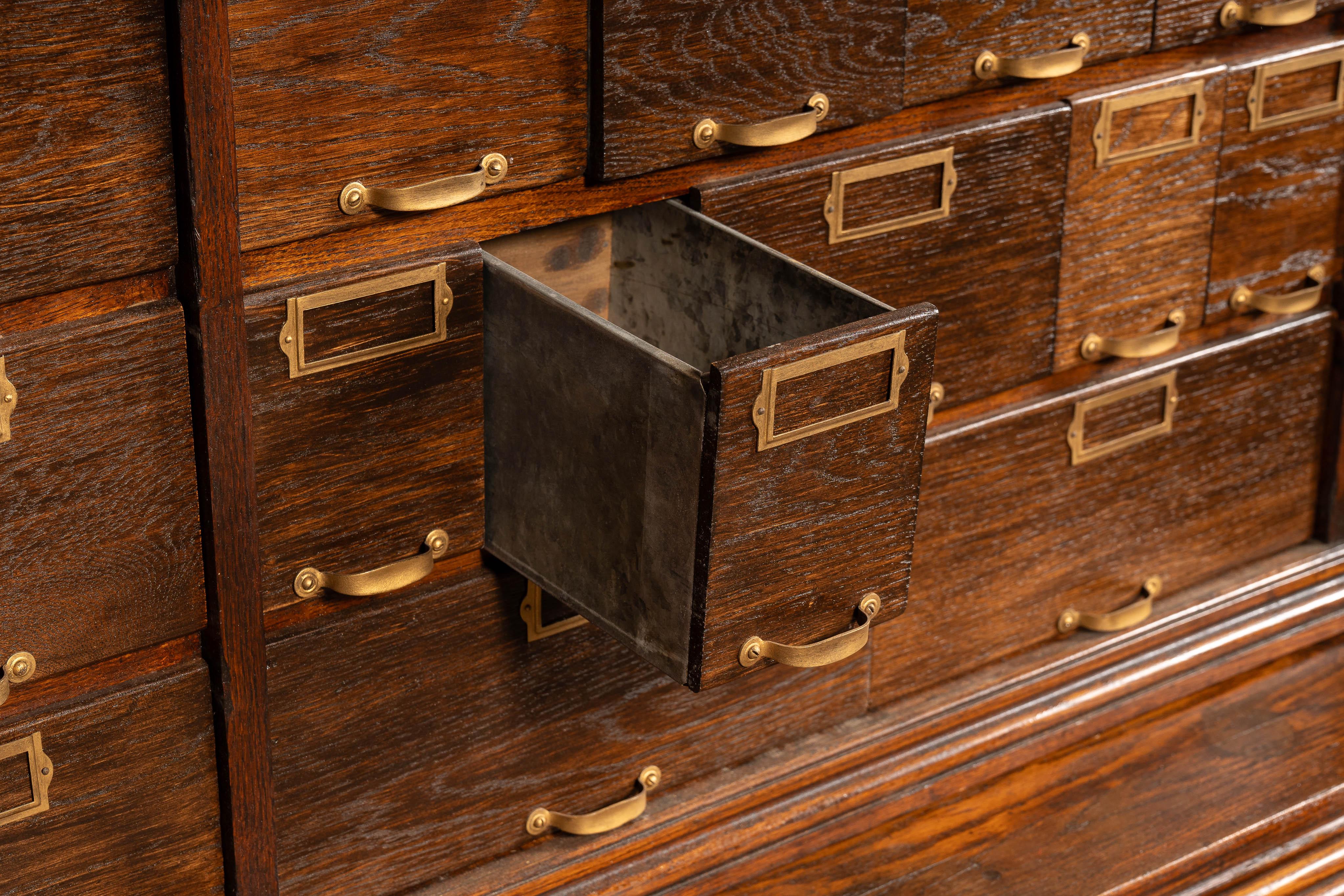 Armoire à pharmacie en Oak du début du 20e siècle par W.C.C. Heller en vente 3