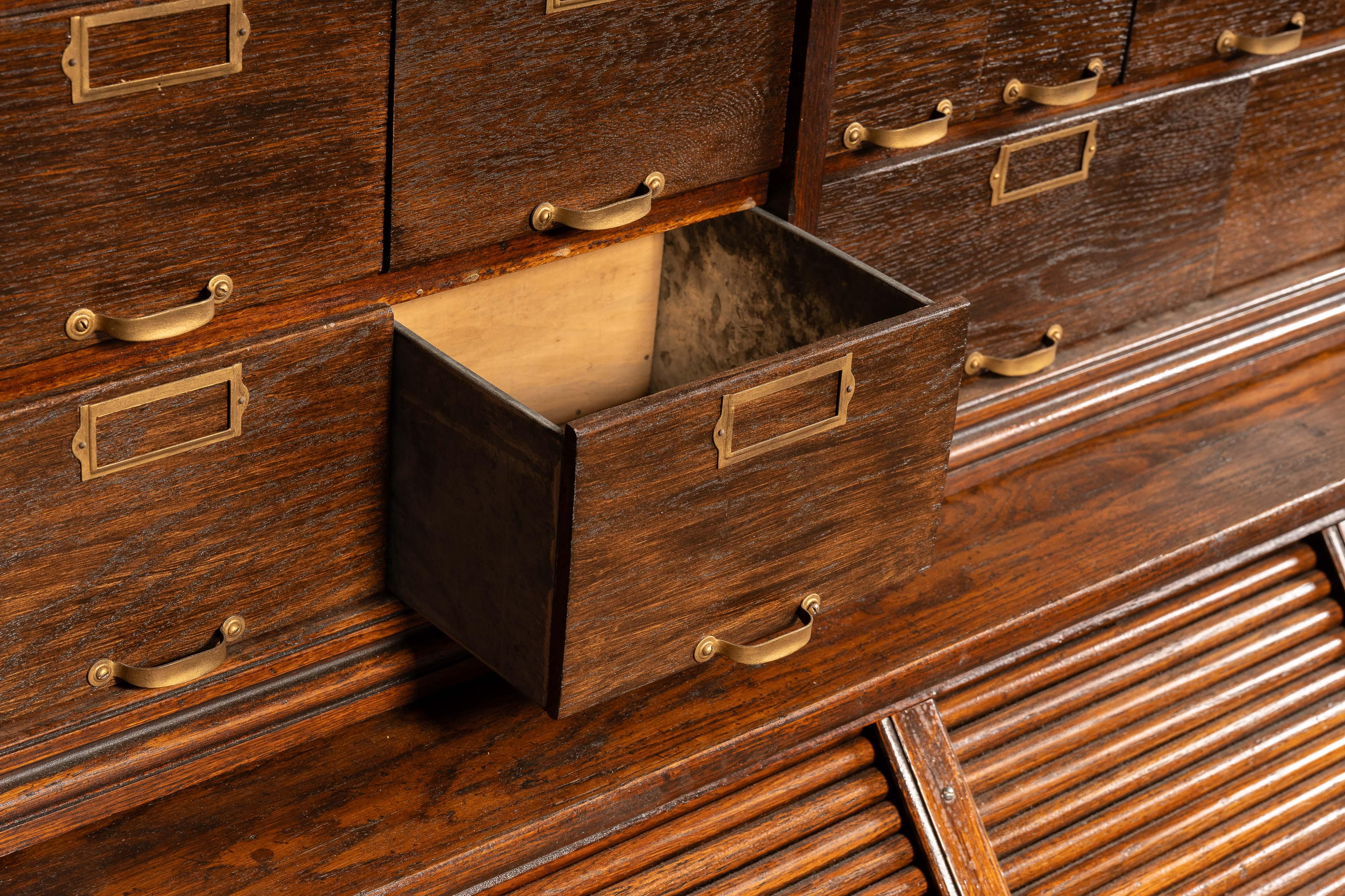 Armoire à pharmacie en Oak du début du 20e siècle par W.C.C. Heller en vente 4