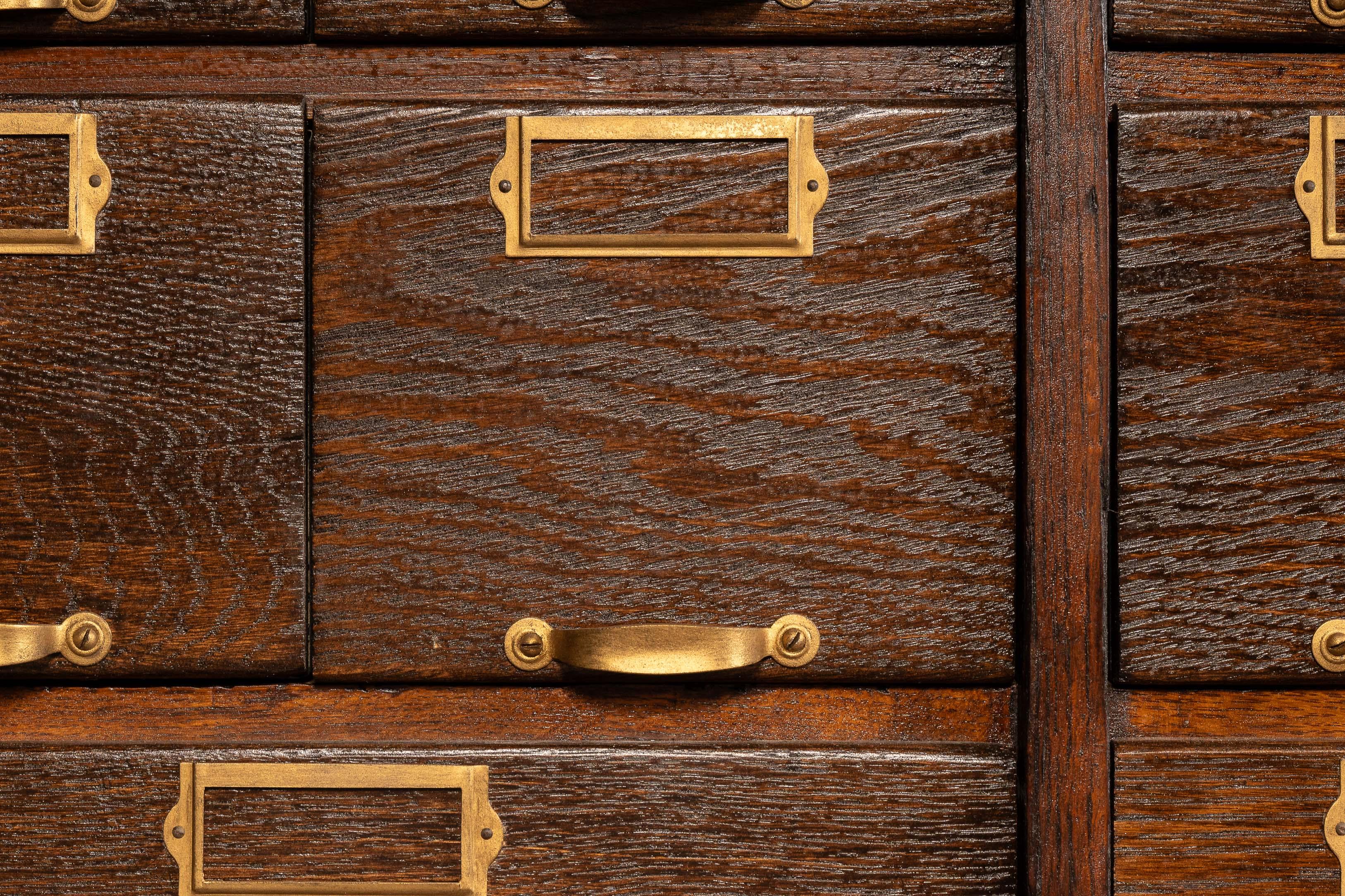 Armoire à pharmacie en Oak du début du 20e siècle par W.C.C. Heller en vente 5