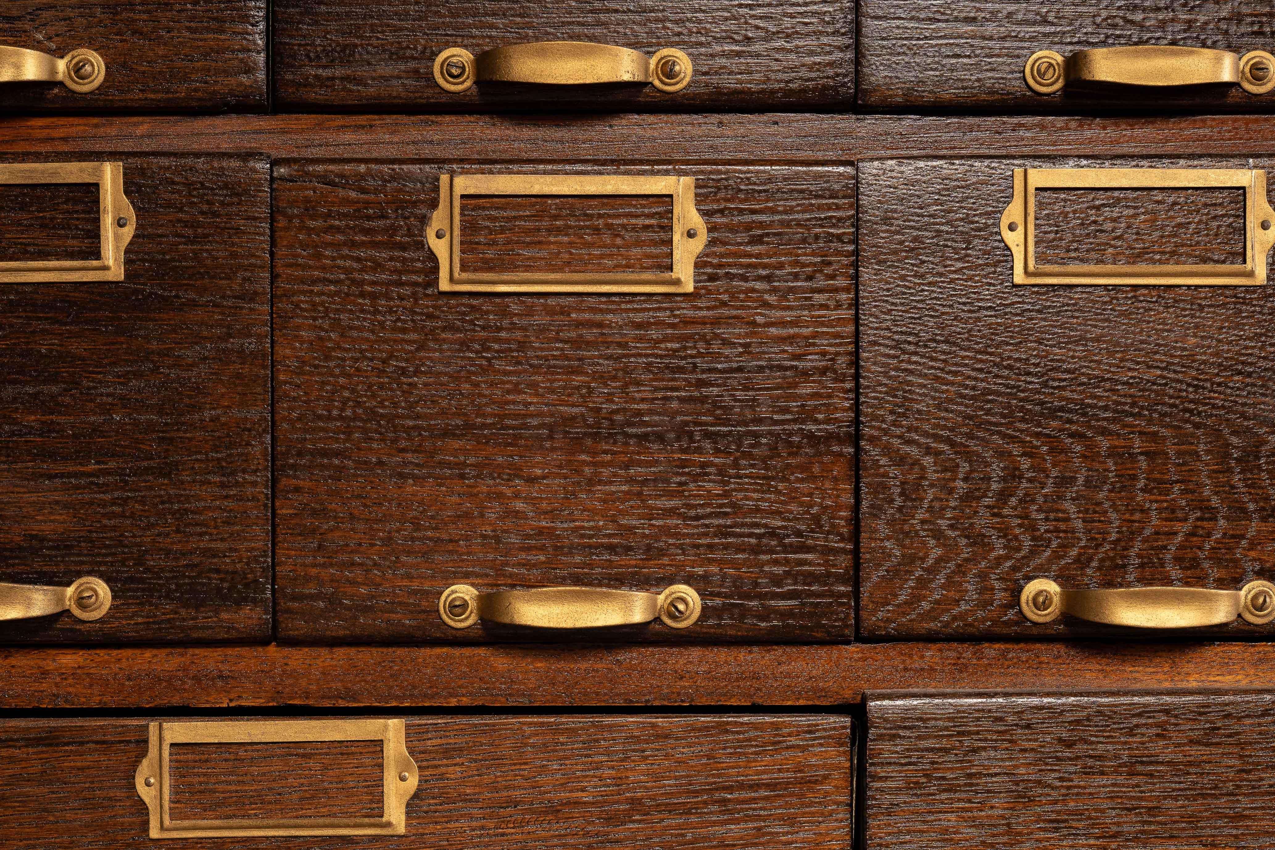 Armoire à pharmacie en Oak du début du 20e siècle par W.C.C. Heller en vente 6