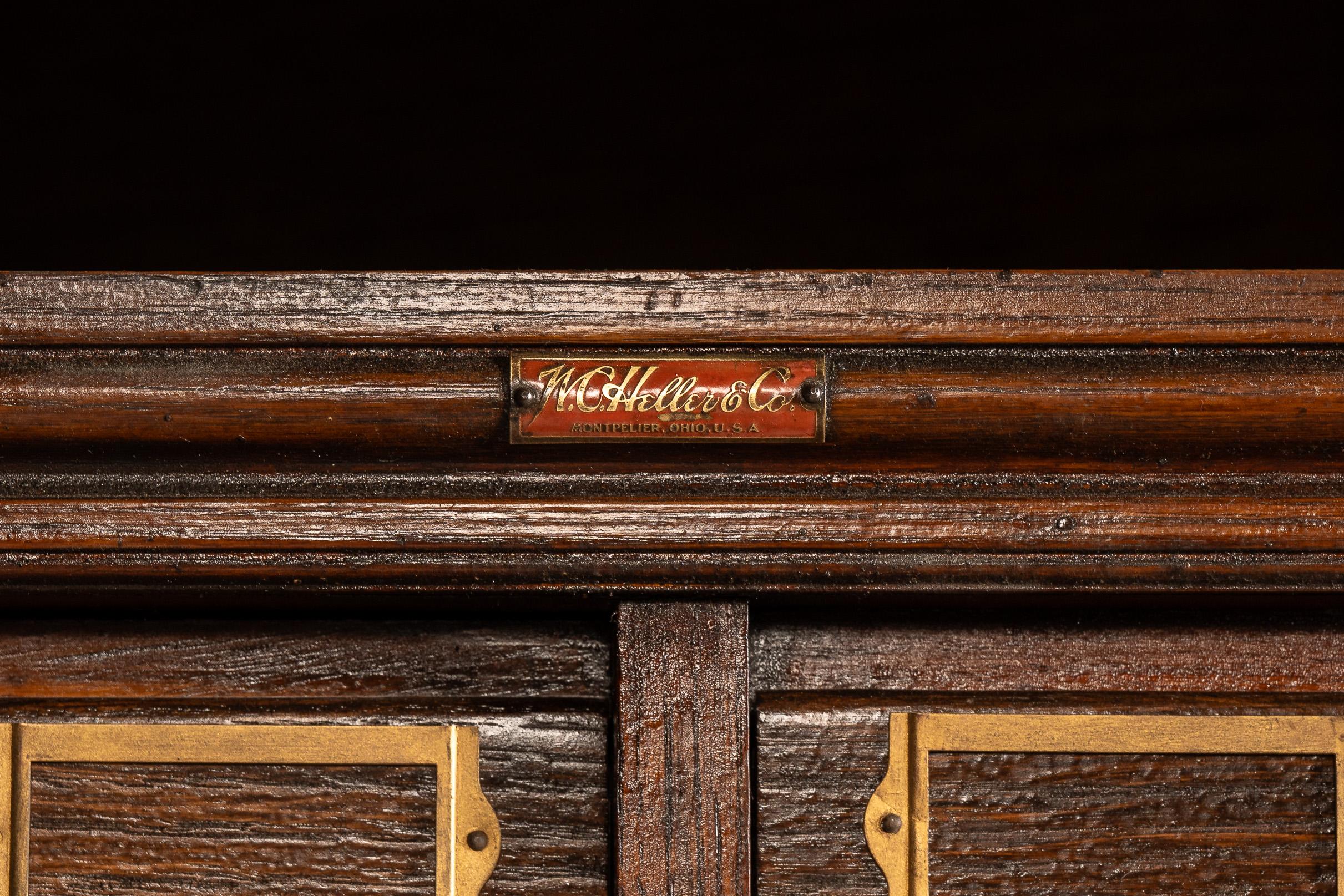 Armoire à pharmacie en Oak du début du 20e siècle par W.C.C. Heller en vente 7