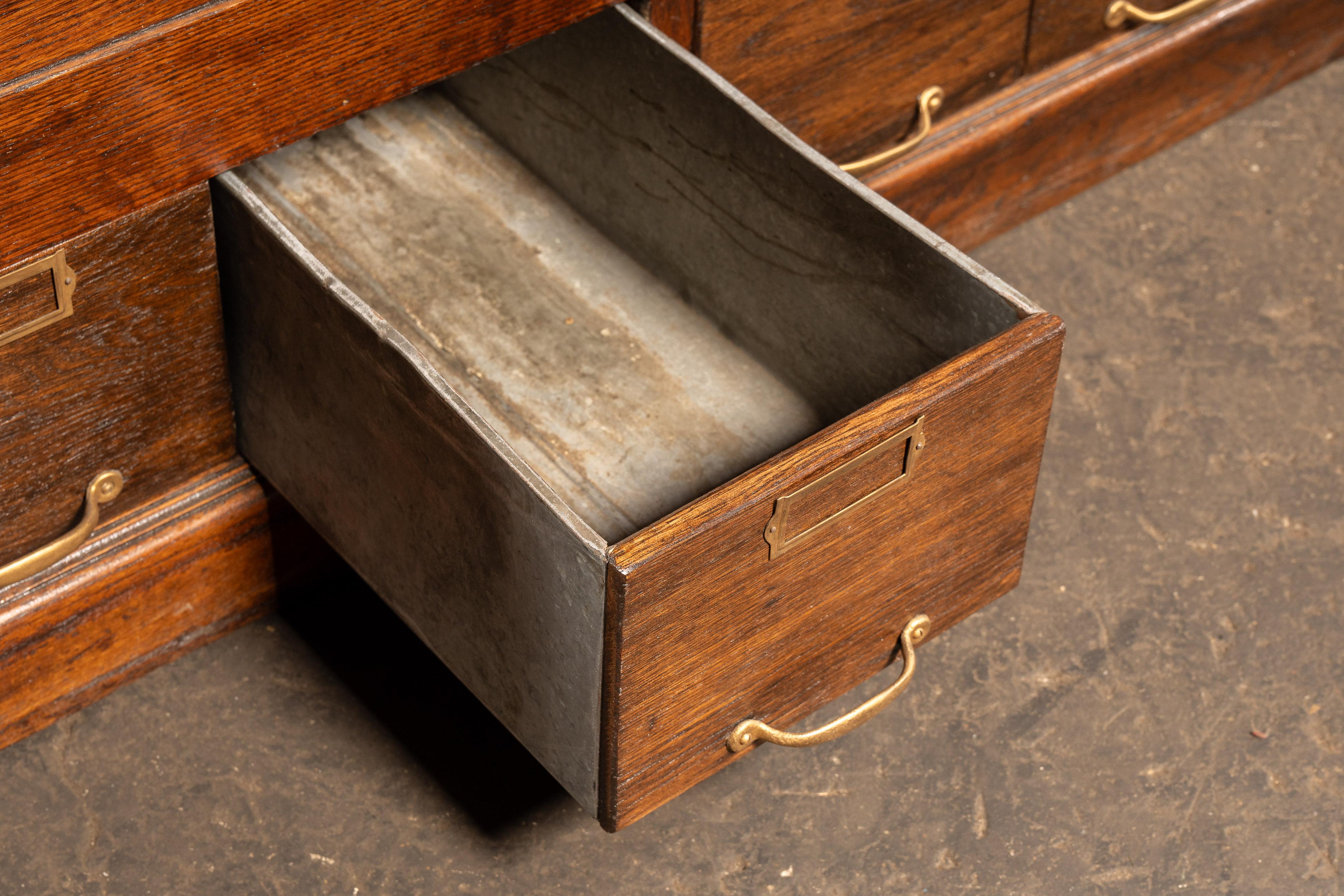 Armoire à pharmacie en Oak du début du 20e siècle par W.C.C. Heller en vente 8