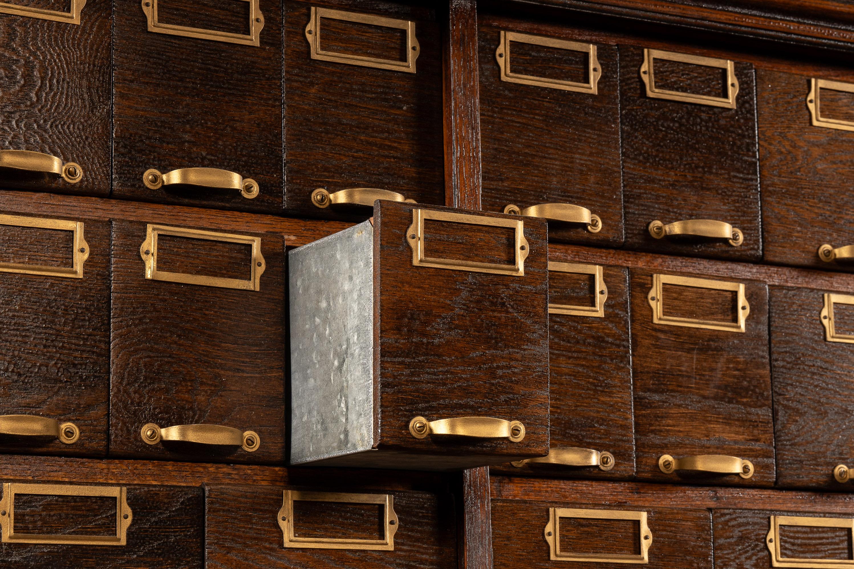 Armoire à pharmacie en Oak du début du 20e siècle par W.C.C. Heller en vente 9