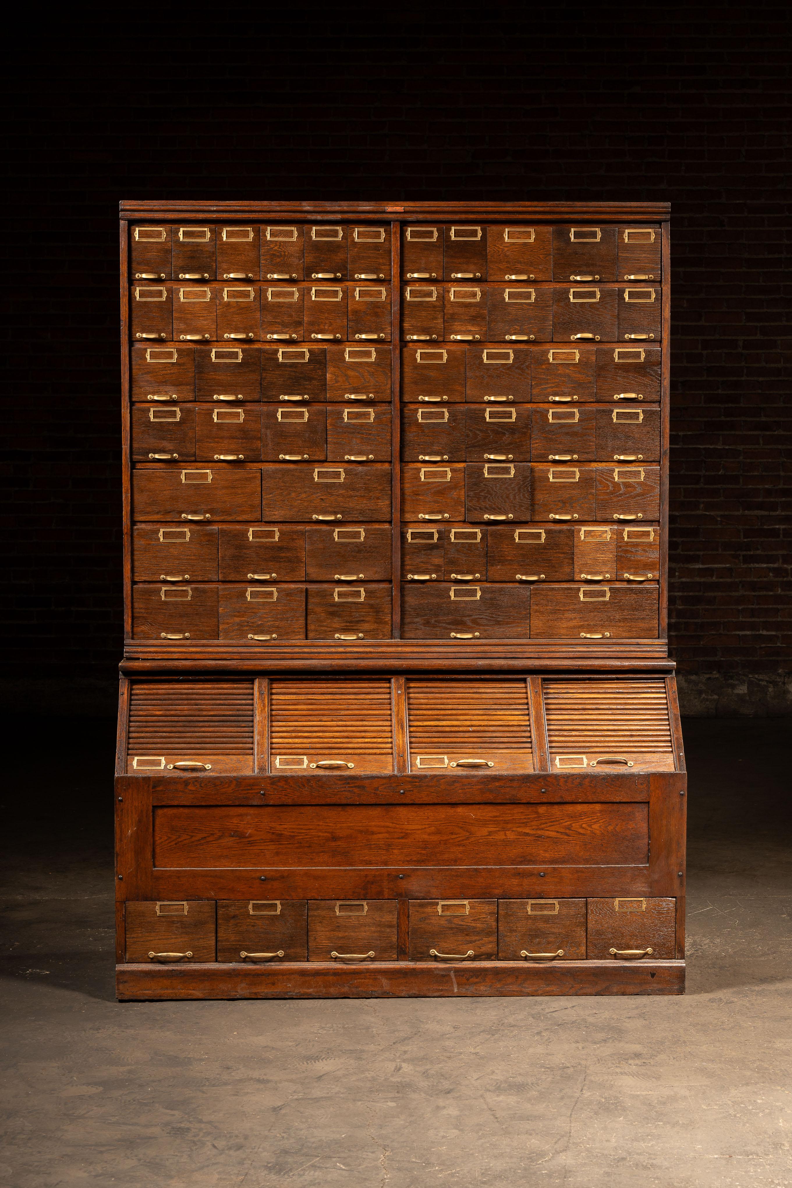 Armoire à pharmacie en Oak du début du 20e siècle par W.C.C. Heller en vente 10