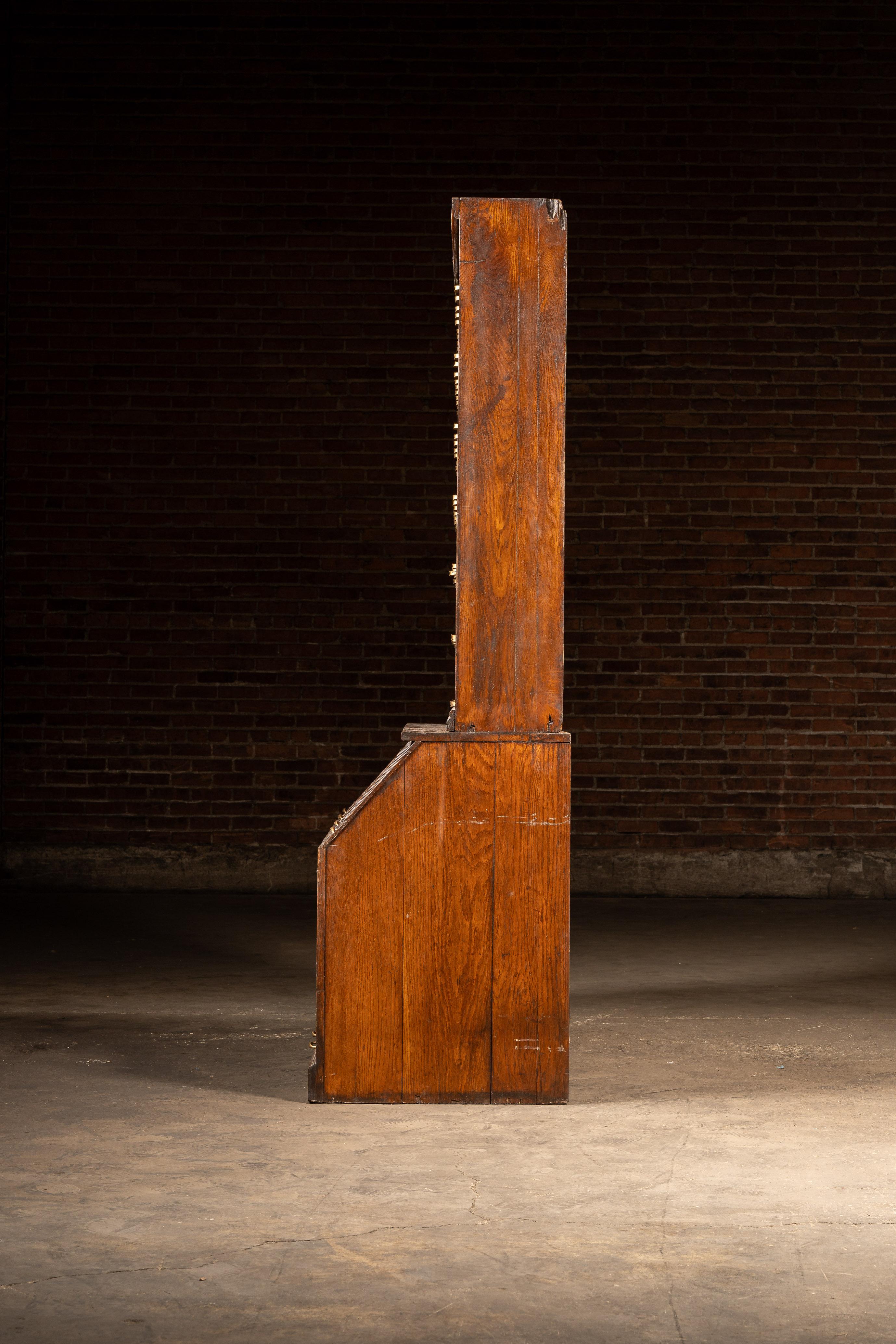 Armoire à pharmacie en Oak du début du 20e siècle par W.C.C. Heller en vente 12