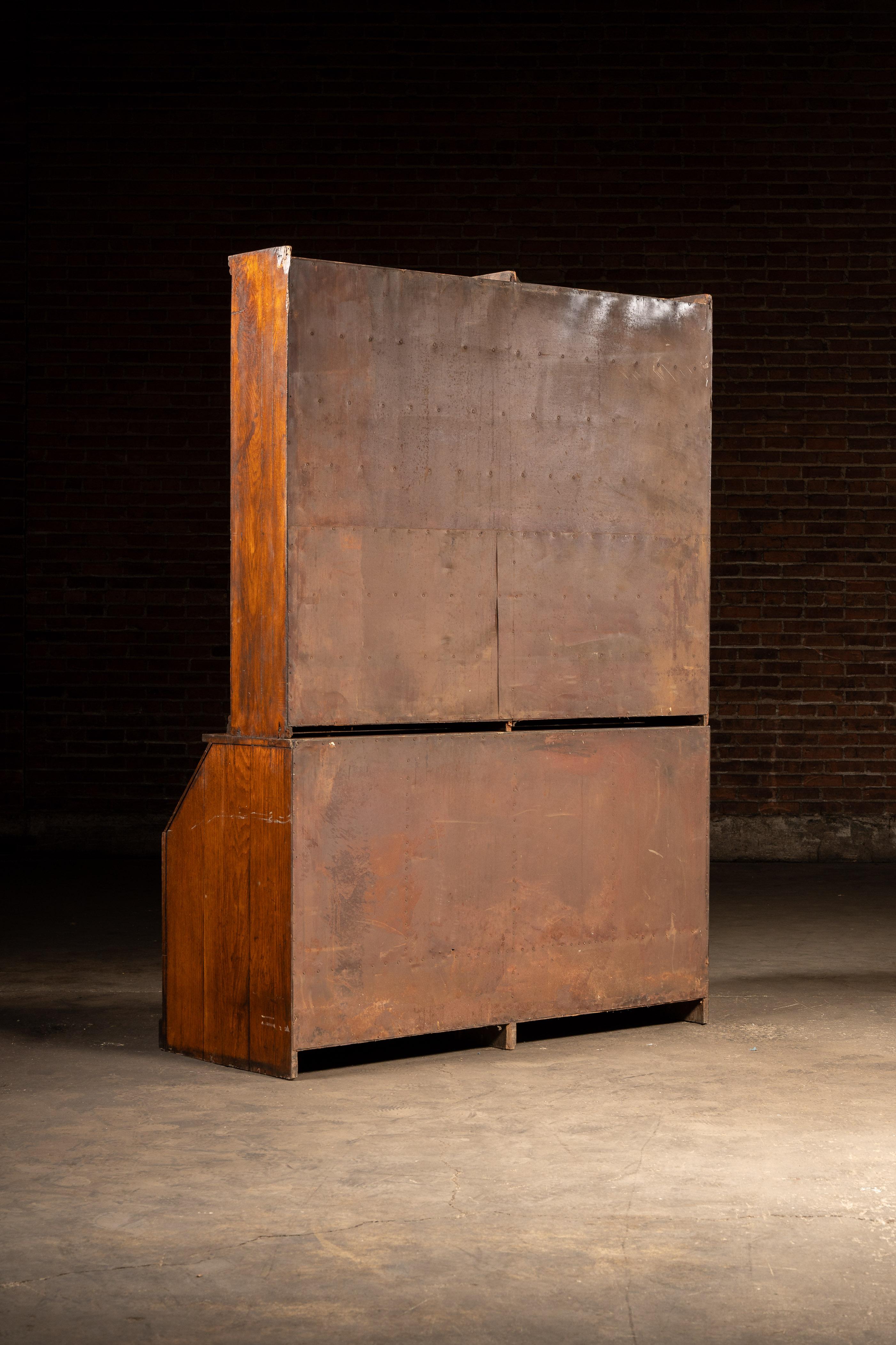 Armoire à pharmacie en Oak du début du 20e siècle par W.C.C. Heller en vente 13