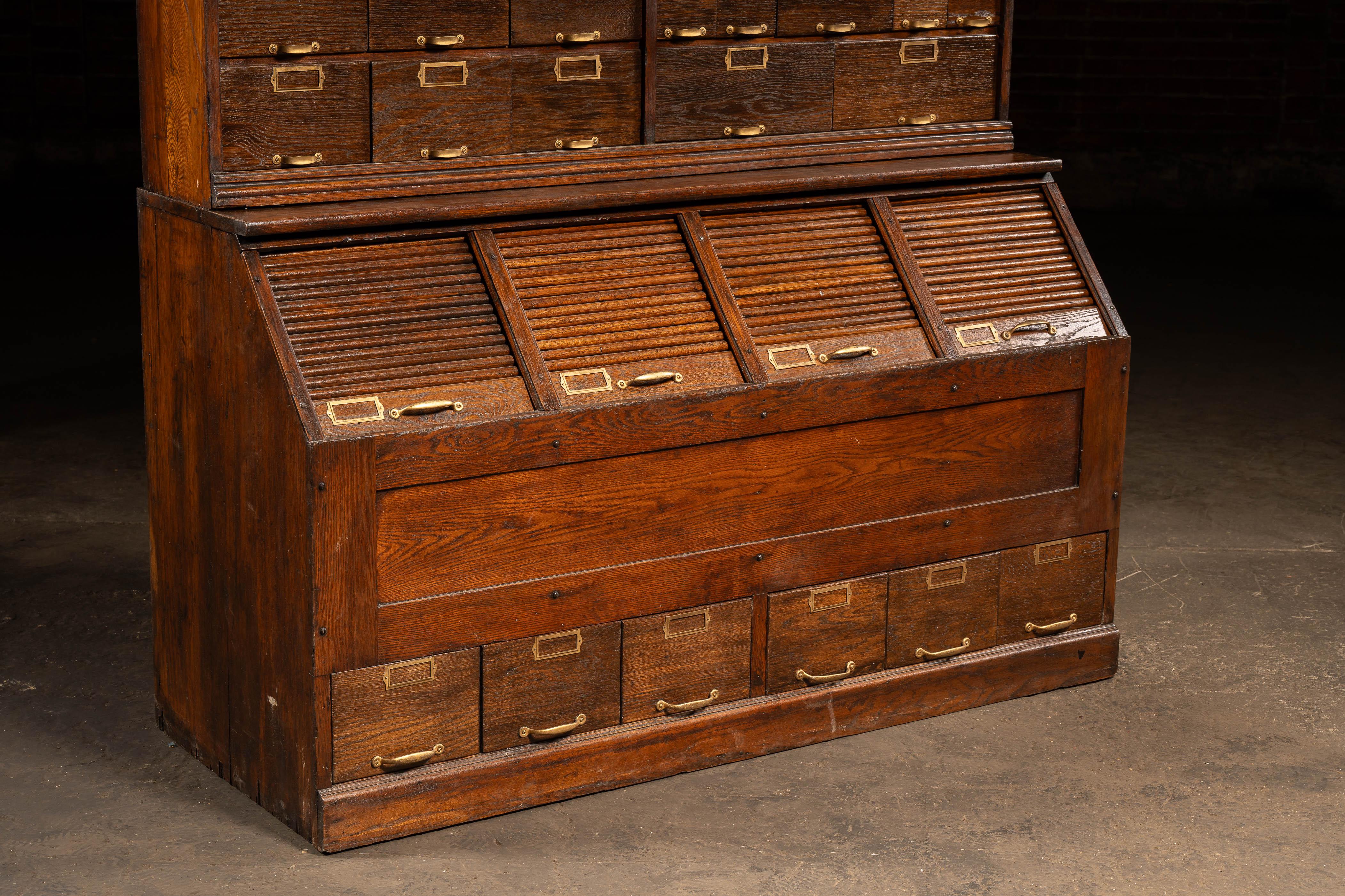 Industriel Armoire à pharmacie en Oak du début du 20e siècle par W.C.C. Heller en vente