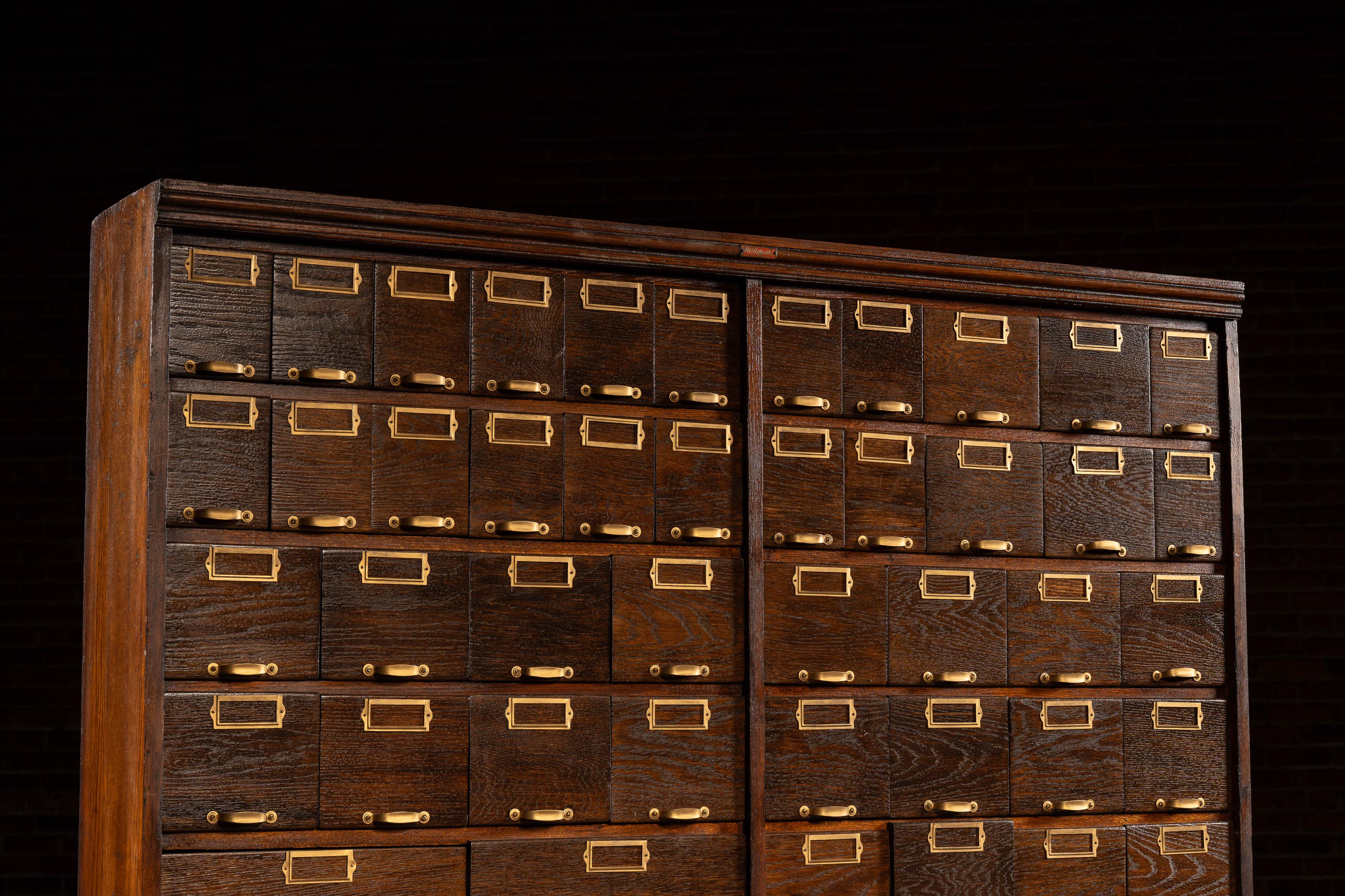 Américain Armoire à pharmacie en Oak du début du 20e siècle par W.C.C. Heller en vente