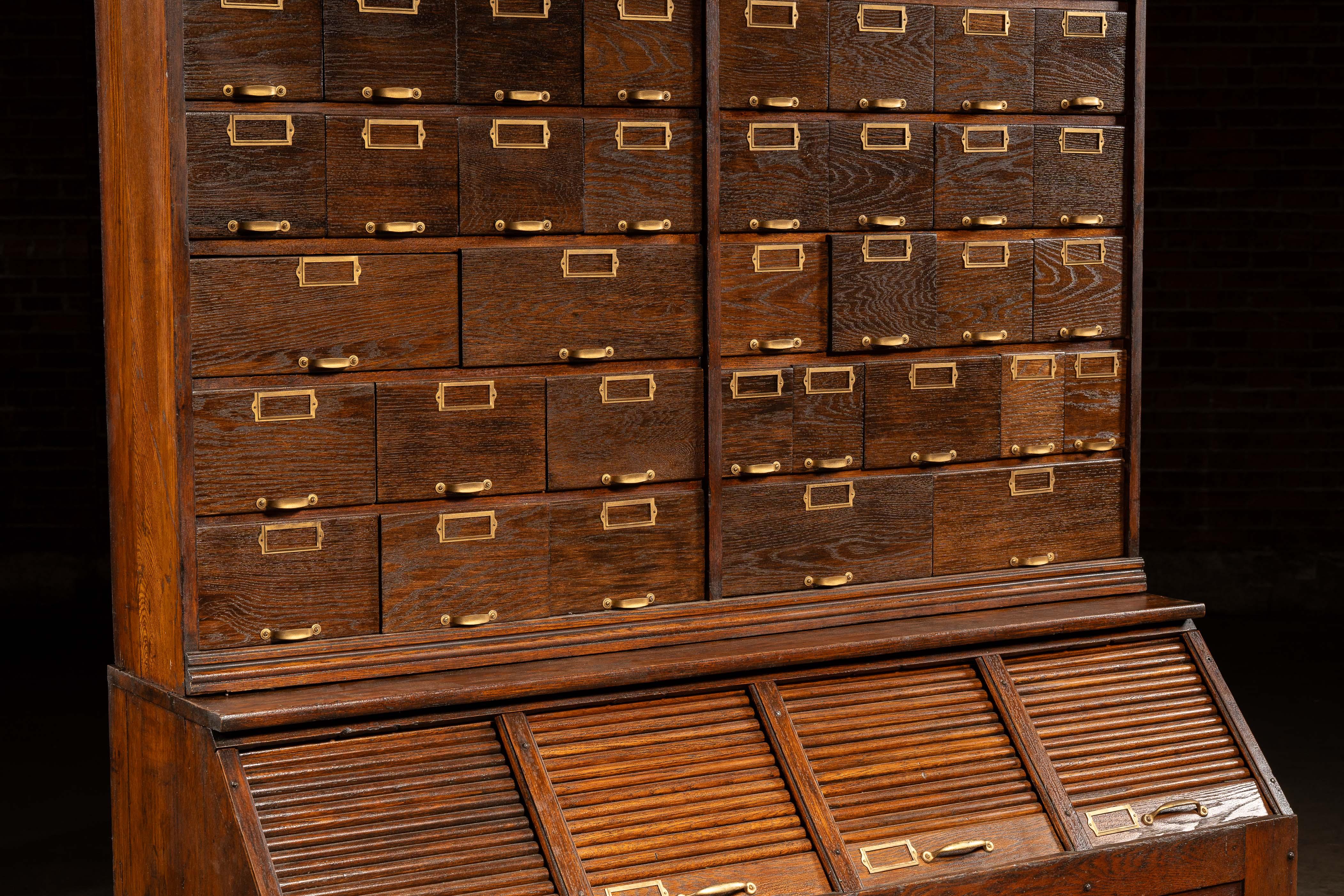 Armoire à pharmacie en Oak du début du 20e siècle par W.C.C. Heller Bon état - En vente à Dekalb, IL