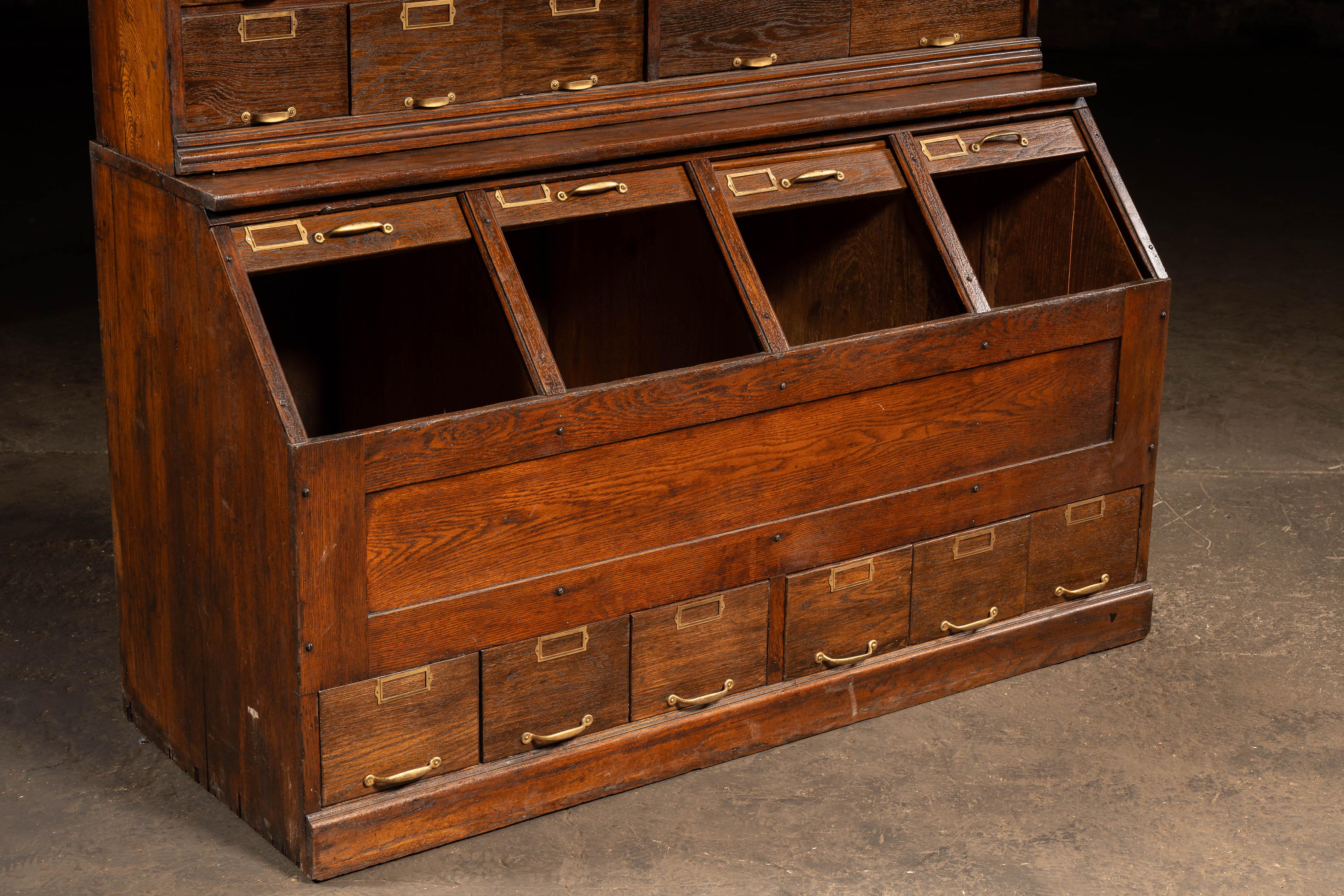 Début du 20ème siècle Armoire à pharmacie en Oak du début du 20e siècle par W.C.C. Heller en vente