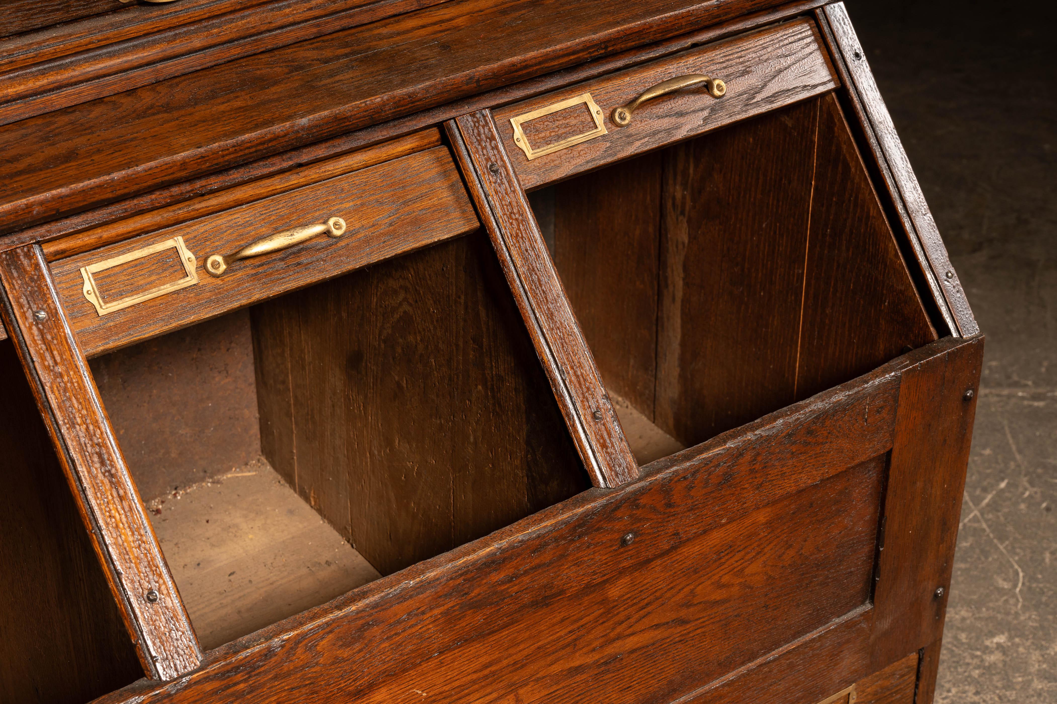 Chêne Armoire à pharmacie en Oak du début du 20e siècle par W.C.C. Heller en vente