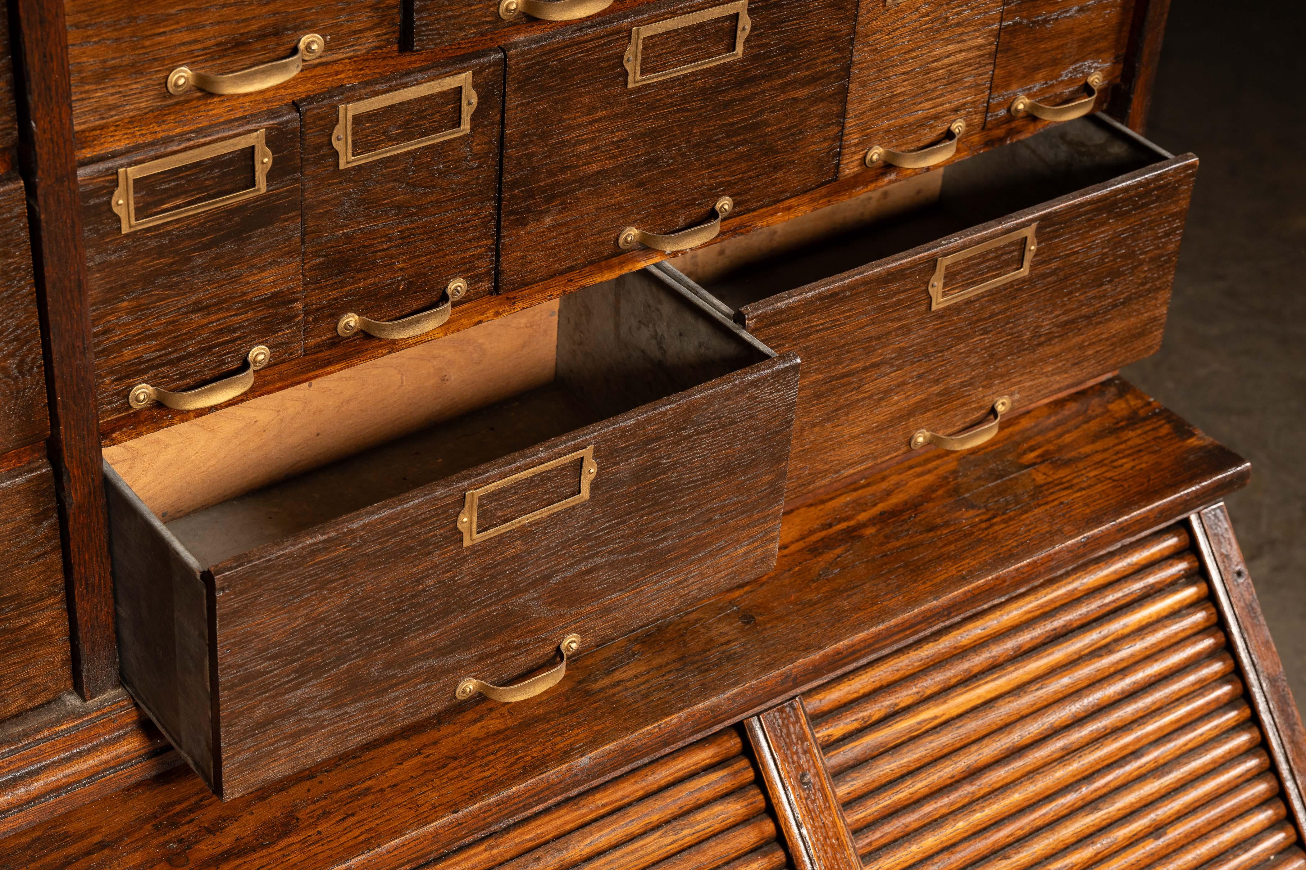 Armoire à pharmacie en Oak du début du 20e siècle par W.C.C. Heller en vente 2