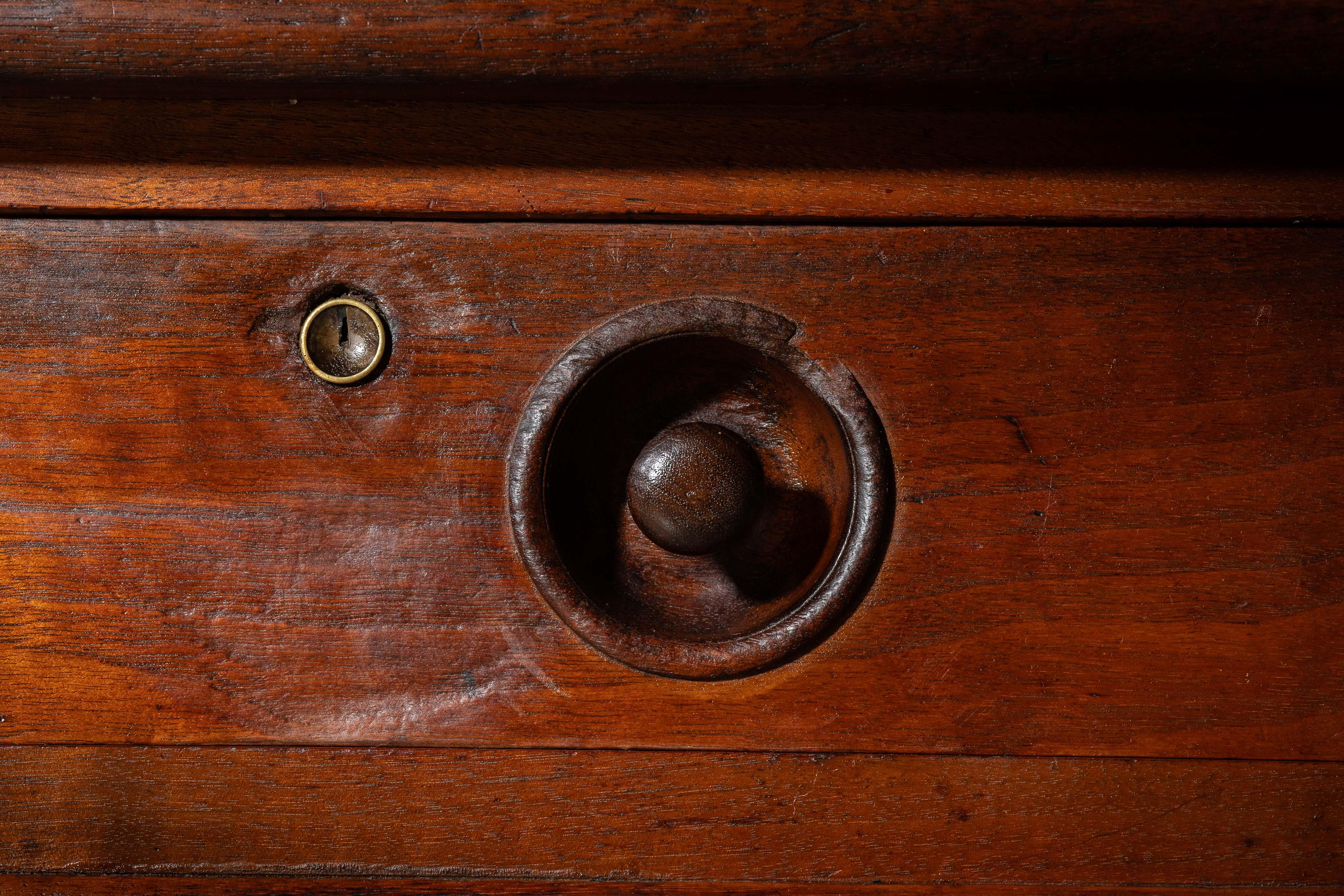 Scrivania da banchiere con piedistallo in Oak dei primi del Novecento in vendita 10