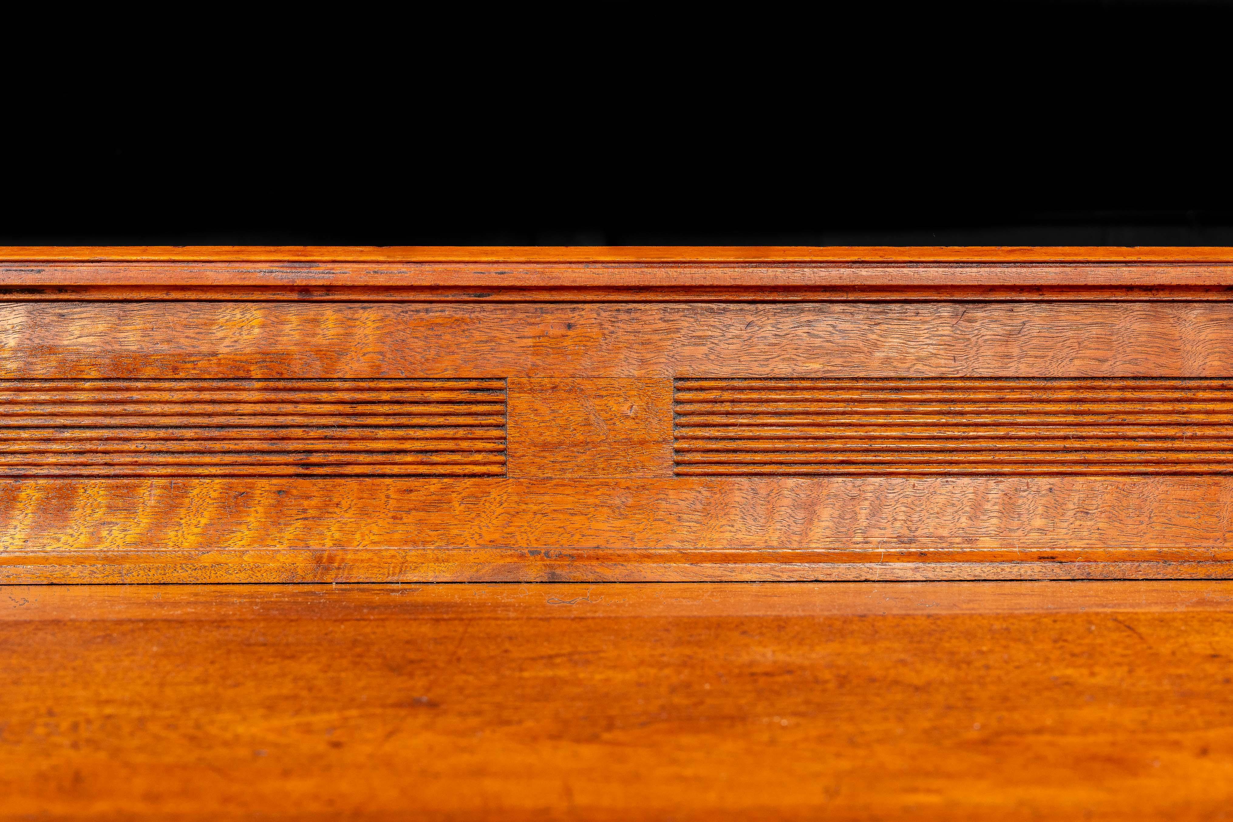 Scrivania da banchiere con piedistallo in Oak dei primi del Novecento in vendita 3