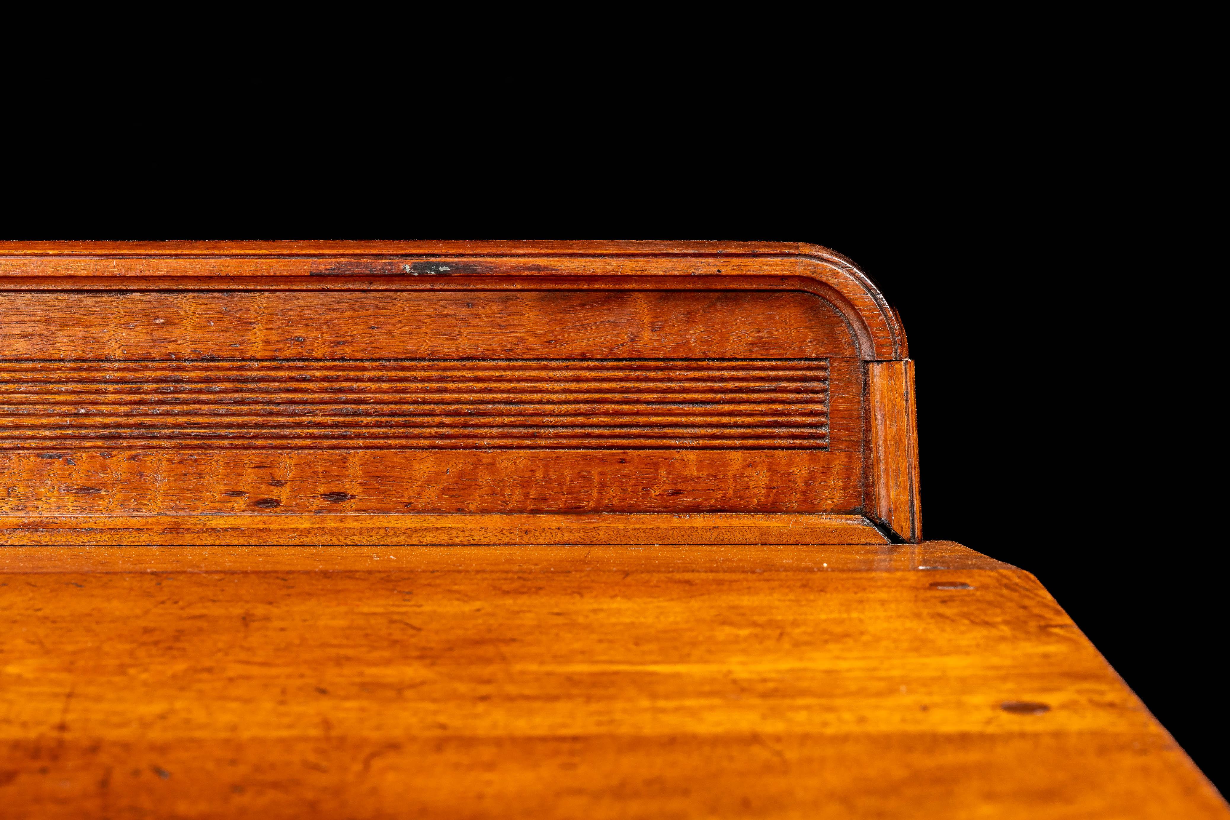 Scrivania da banchiere con piedistallo in Oak dei primi del Novecento in vendita 4