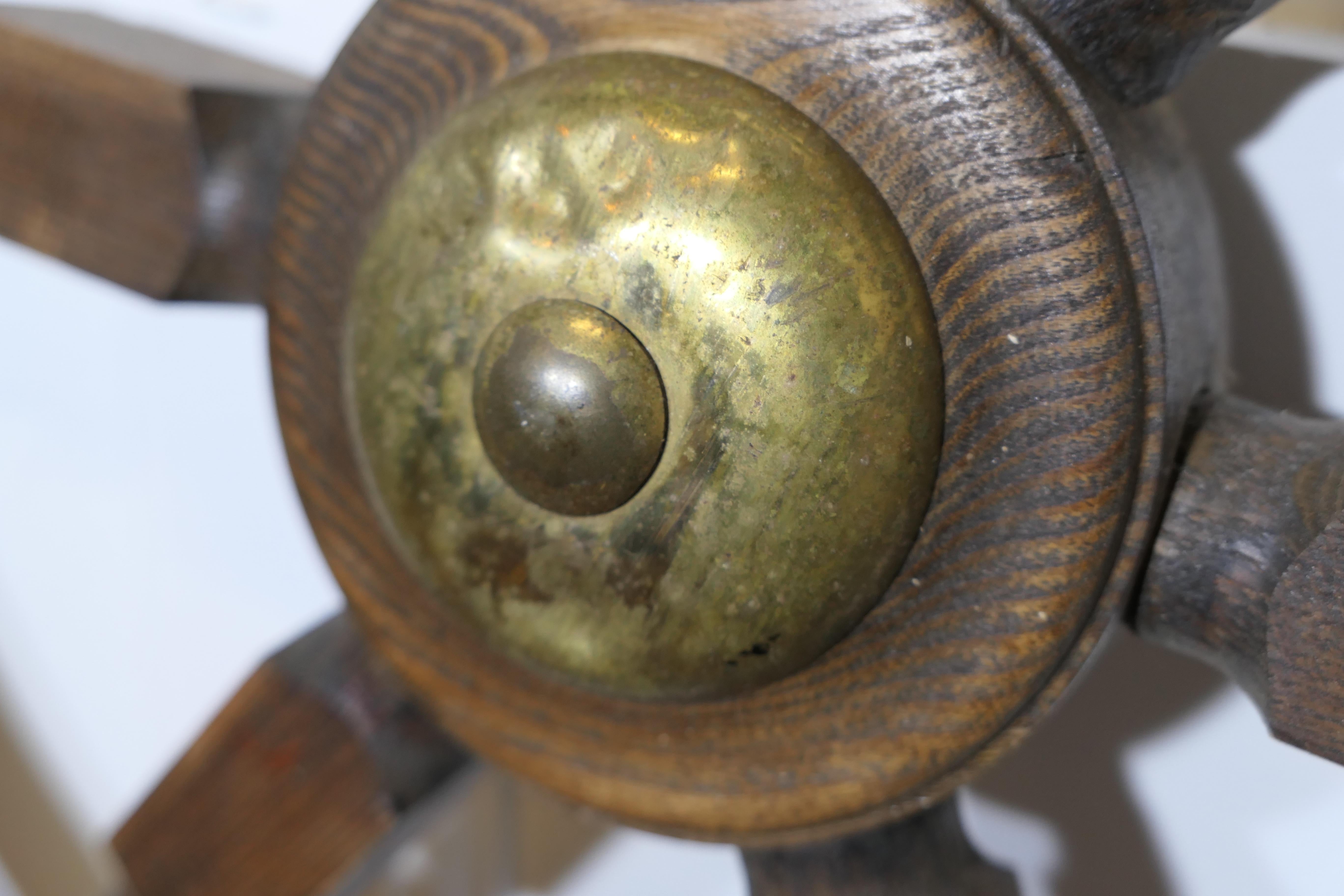 Early 20th Century Oak Ships Wheel  A wonderful and decorative piece In Good Condition For Sale In Godshill, Isle of Wight