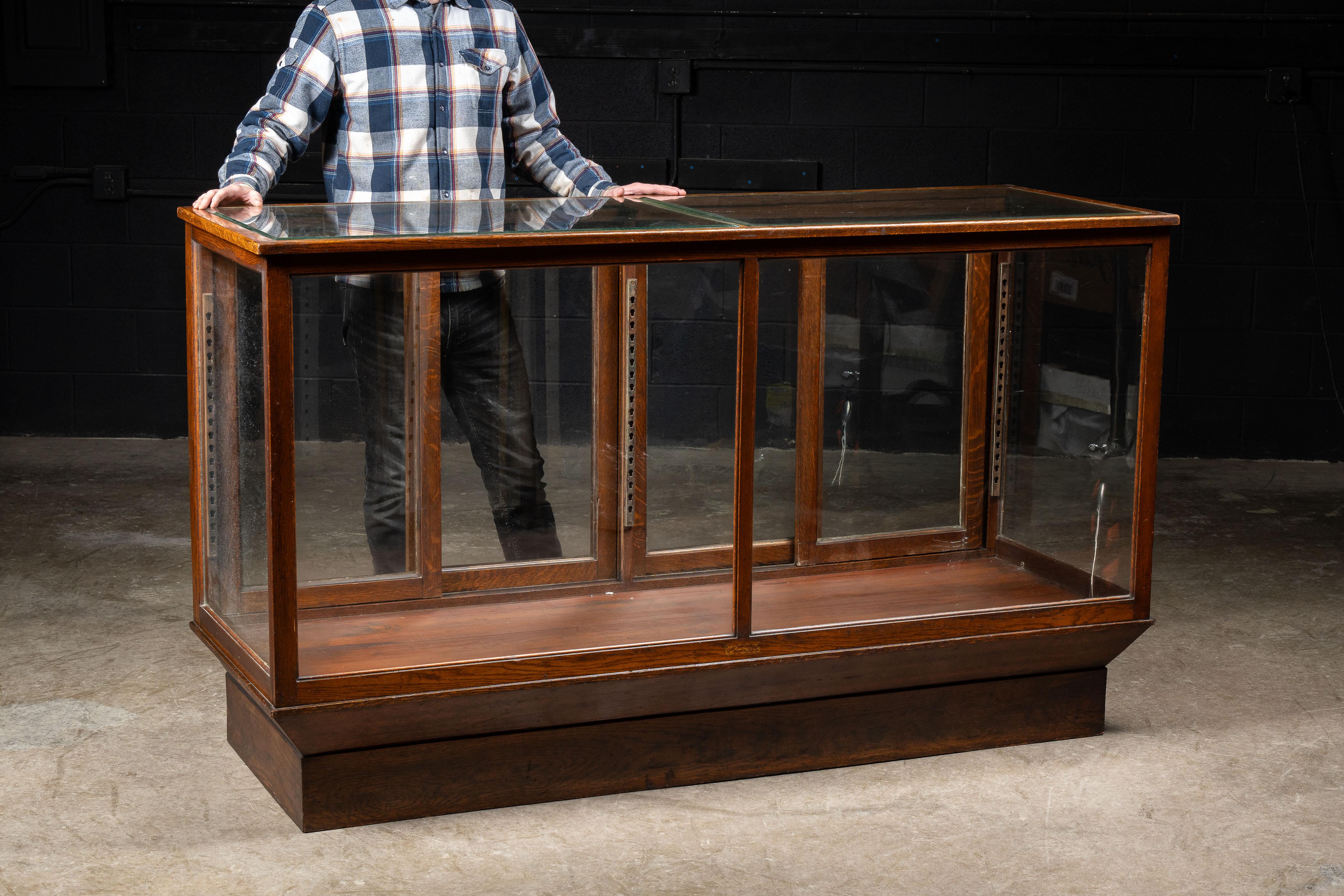 c. 1900; Quincy Show Case Works - Quincy, IL

Vetrina antica in legno.

Questo pezzo proviene dall'omonimo produttore di Quincy, Illinois. Presenta una struttura interamente in quercia che poggia su una base leggermente affusolata. Tutti i lati