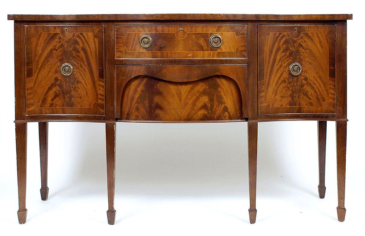 Early 20th century oak sideboard table
An English buffet with a straight top on the sides, wavy at the front, with two drawers in the middle and single-leaf cabinets, concave on the left and right sides. It is supported by six square, converging