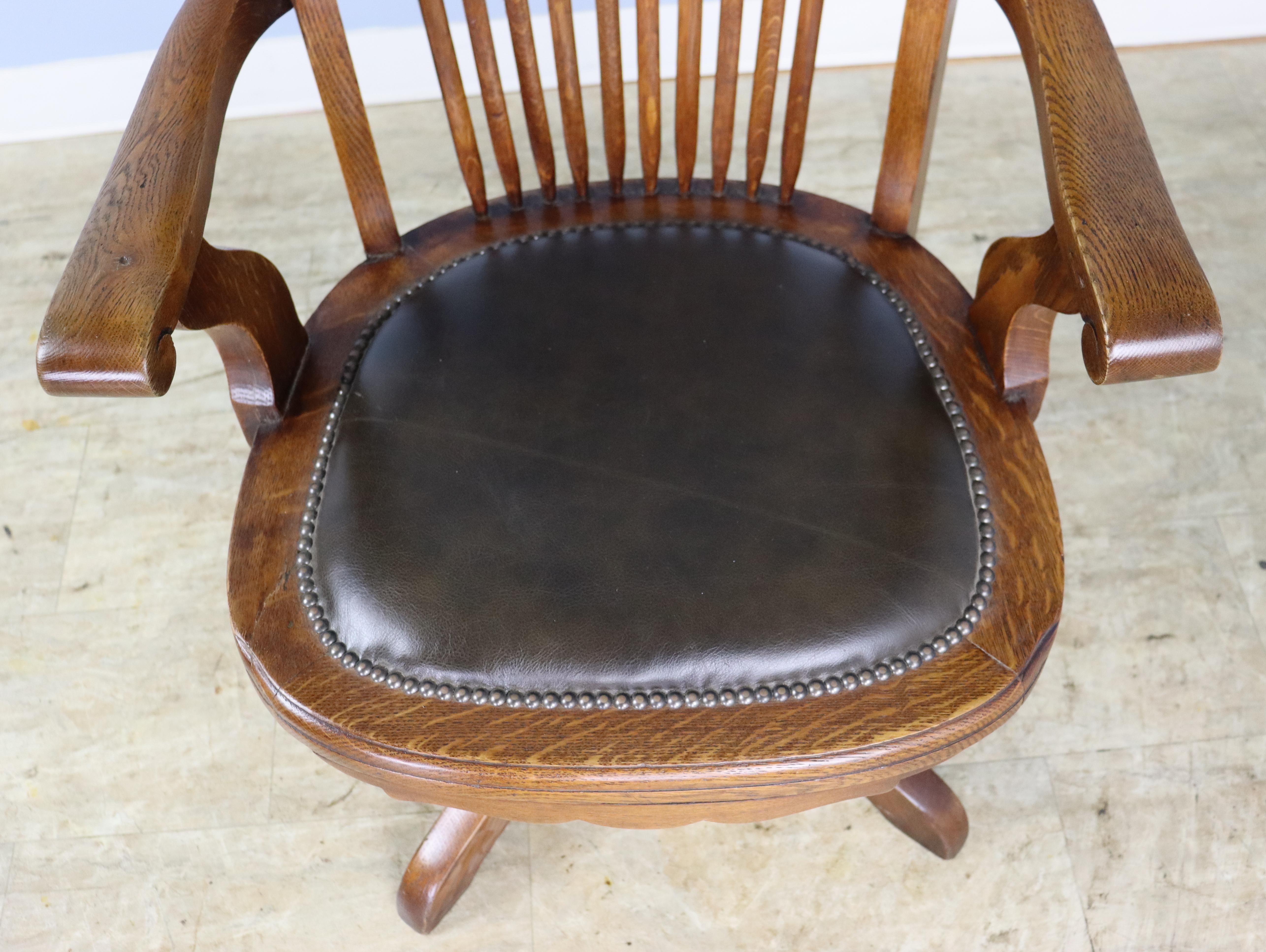 Early 20th Century Oak Swivel Desk Chair, Adjustable Height In Good Condition For Sale In Port Chester, NY