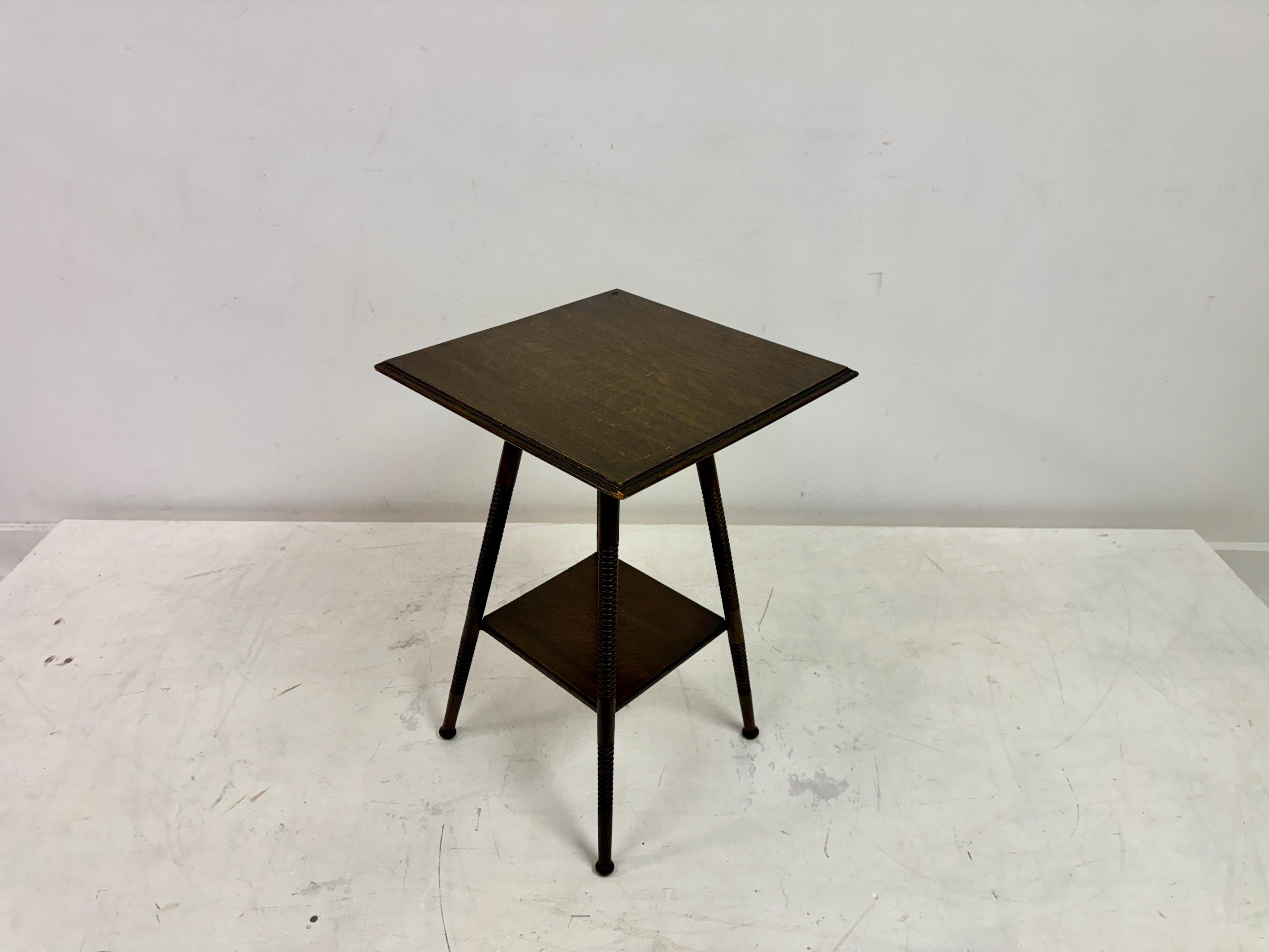 Table d'appoint à deux niveaux en Oak du début du 20e siècle avec pieds tournés en anneau en vente 4