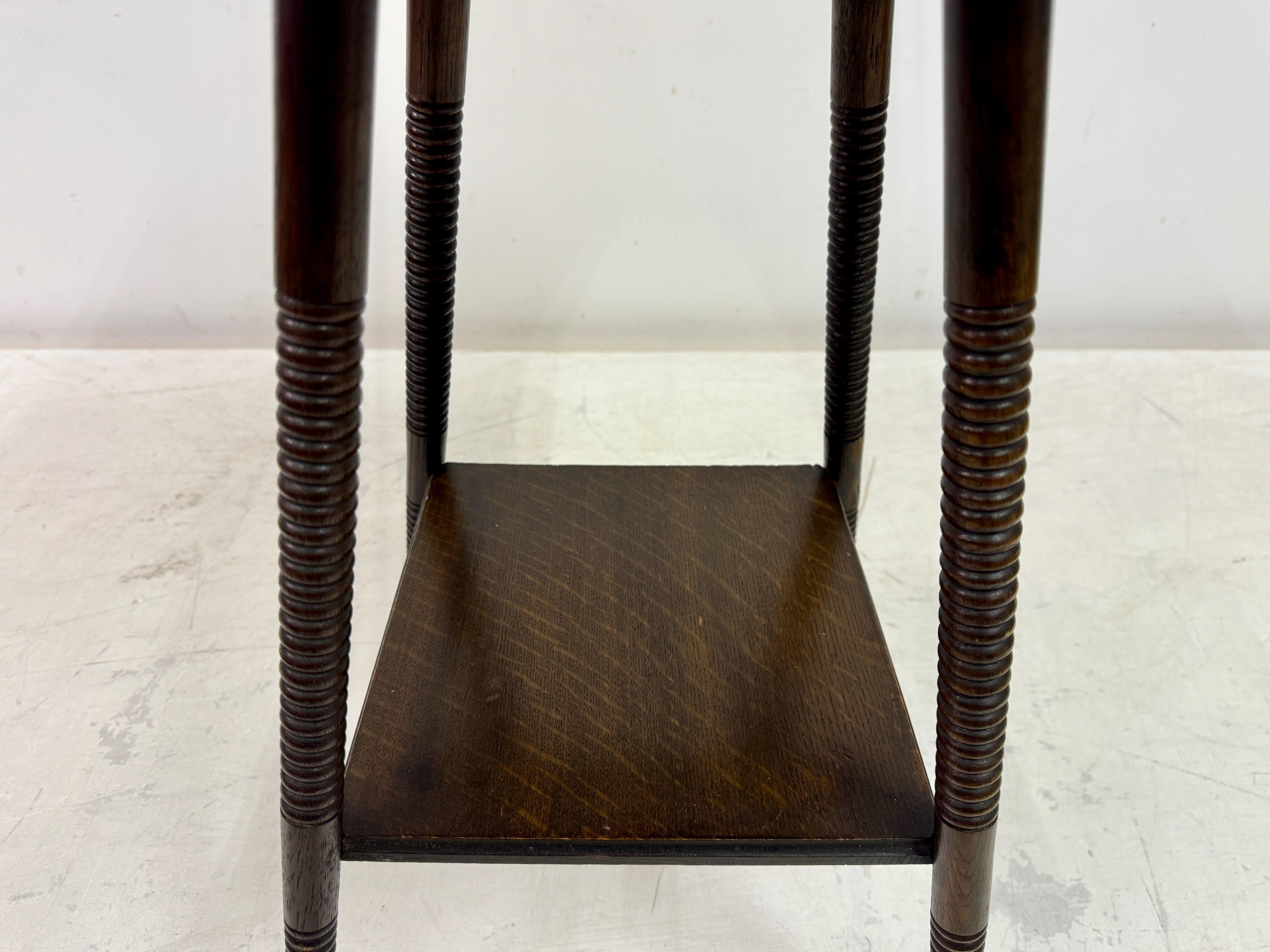 Chêne Table d'appoint à deux niveaux en Oak du début du 20e siècle avec pieds tournés en anneau en vente