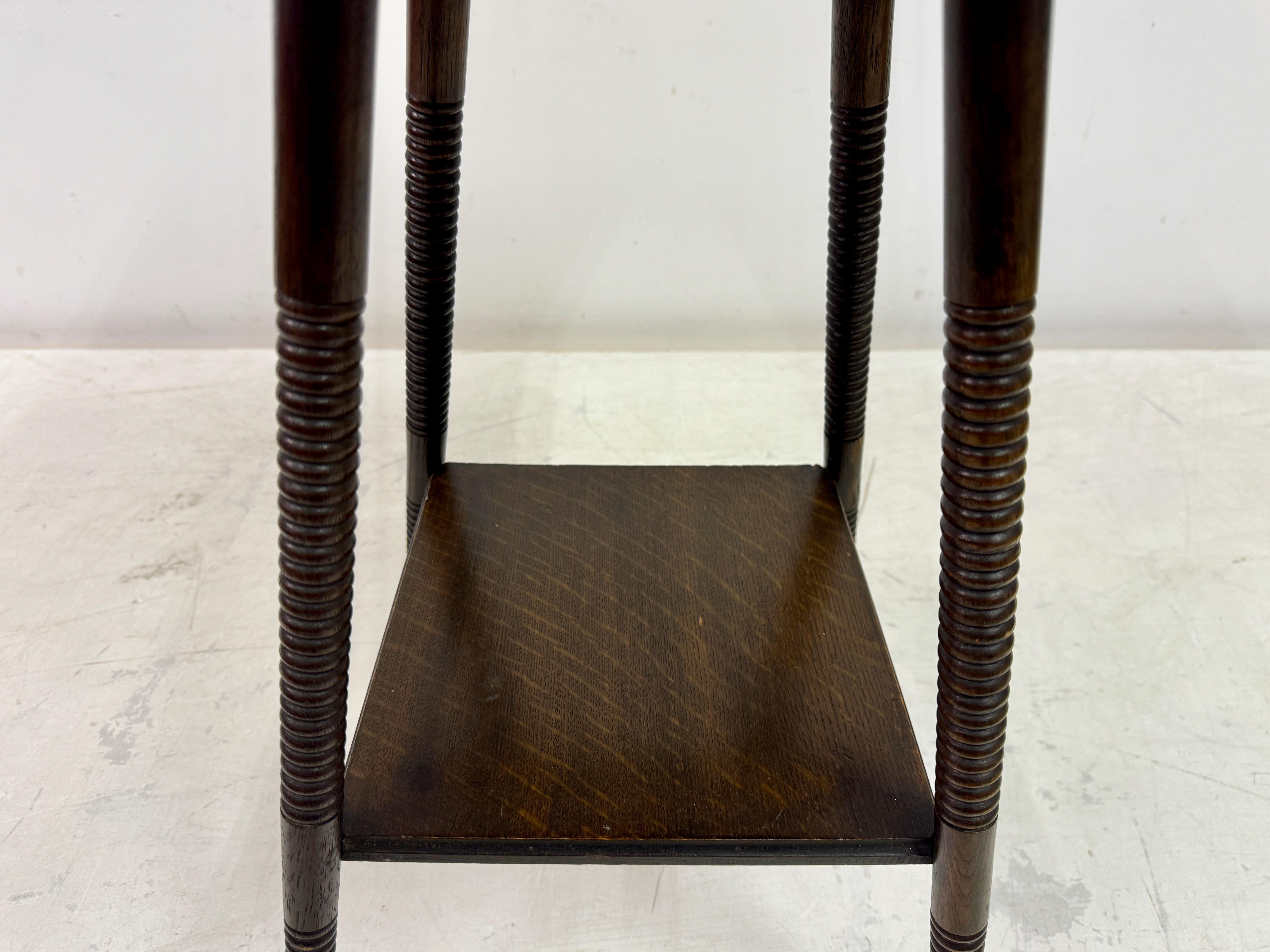 Early 20th Century Oak Two Tier Side Table with Ring Turned Legs For Sale 2