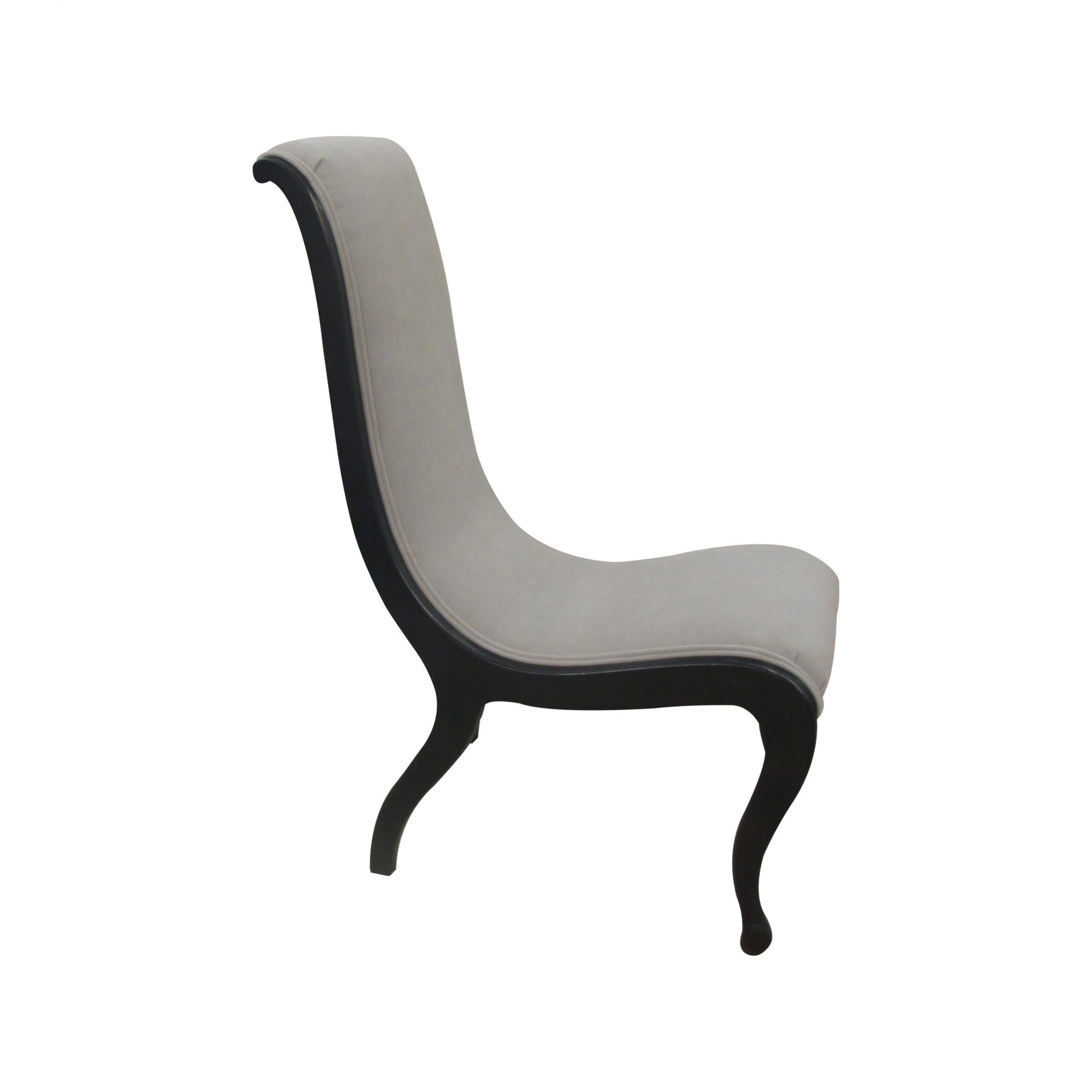 Voici une chaise à col de cygne très élégante et polyvalente, avec un magnifique cadre noir incurvé, suédoise vers les années 1930. La chaise a été récemment recouverte d'un tissu lavable de type suédine. 

Dimensions : H95 cm x L50 cm x P75 cm
