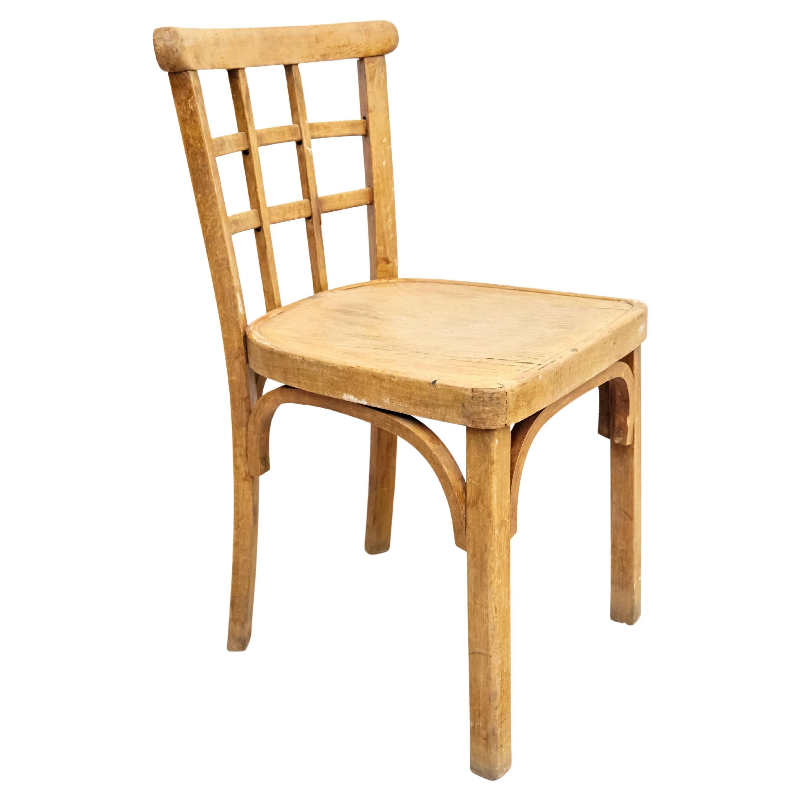 Silla de madera de oficina de principios del siglo XX, de diseñador desconocido.    Fabricado en España, hacia 1940.    En su estado original, con pequeños desgastes propios de la edad y el uso, conserva una hermosa pátina.    Materiales:   Madera  