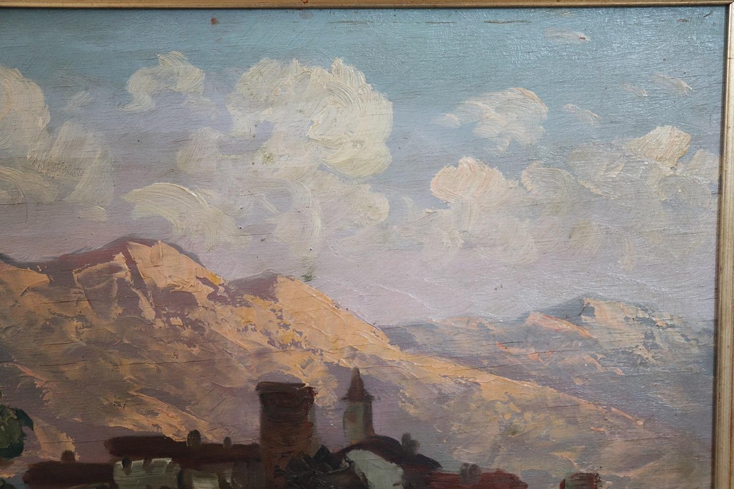 Peinture italienne à l'huile sur panneau du début du XXe siècle représentant une ville de montagne, signée Bon état - En vente à Casale Monferrato, IT