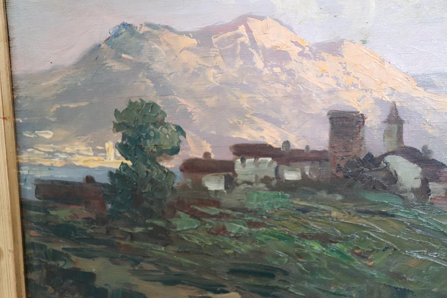 Bois Peinture italienne à l'huile sur panneau du début du XXe siècle représentant une ville de montagne, signée en vente