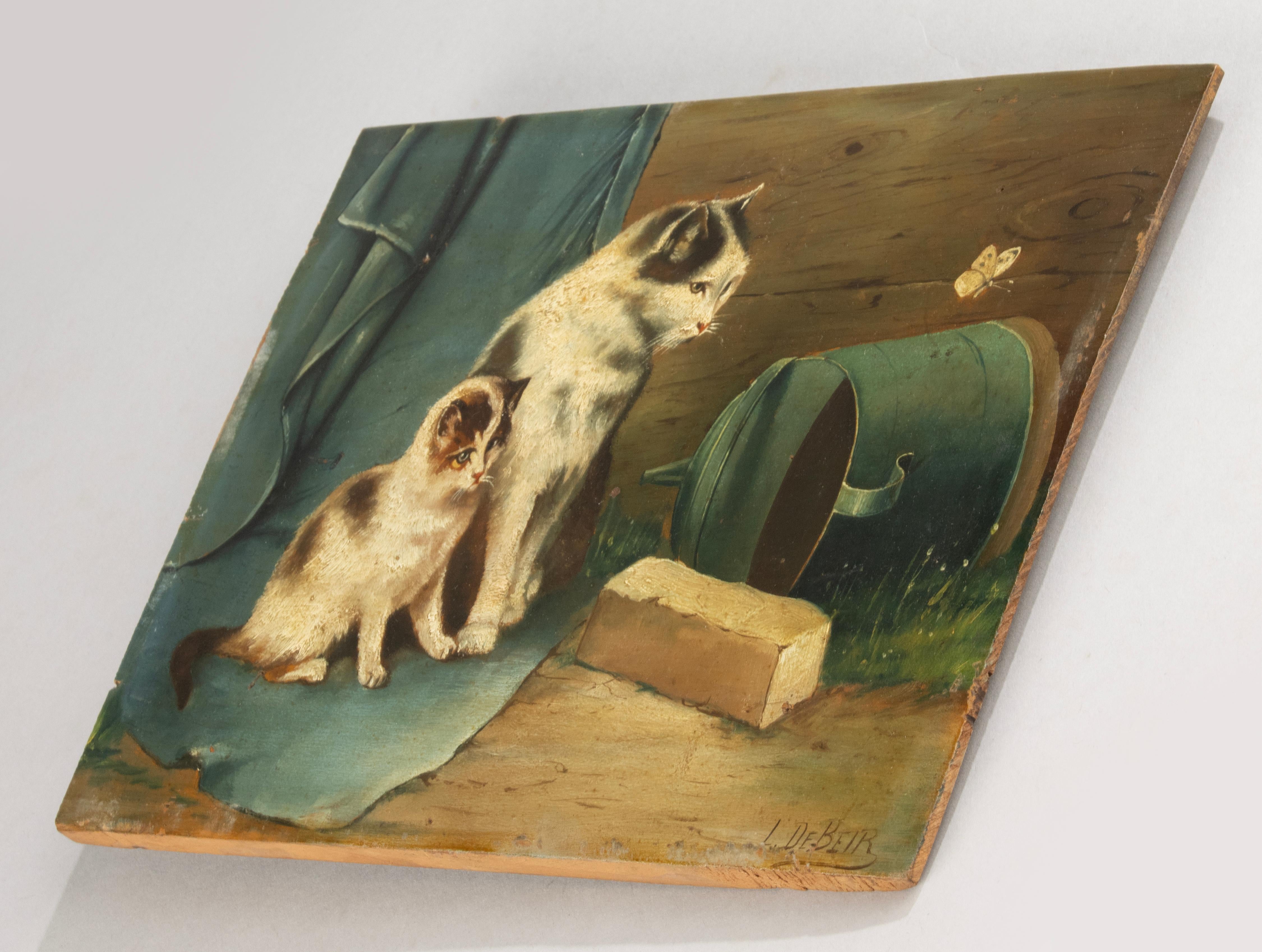 Pittura ad olio dei primi del Novecento - I gatti guardano la farfalla - L. Beir In condizioni buone in vendita a Casteren, Noord-Brabant
