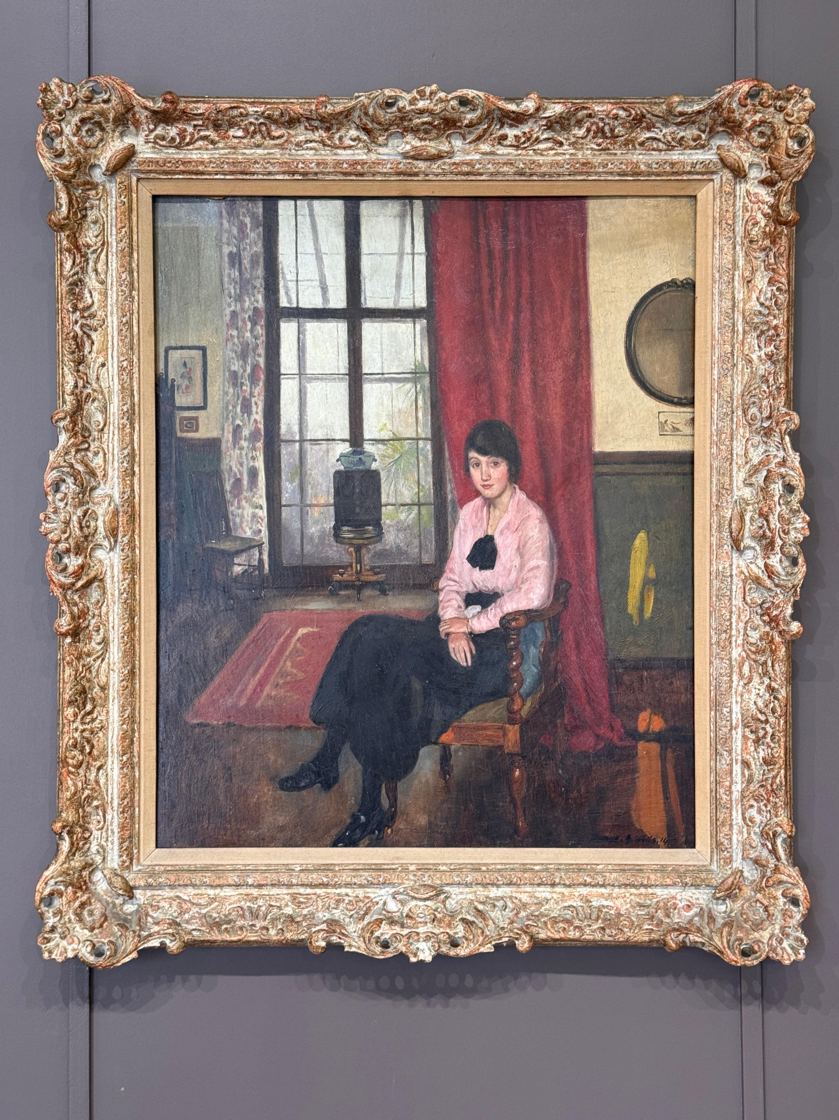 Huile sur carton du début du 20e siècle représentant une jeune femme assise dans son salon, avec des tons intérieurs chauds et une lumière naturelle délicate. Signé et daté 1914 en bas à droite. Présenté dans son cadre d'origine en bois doré.
