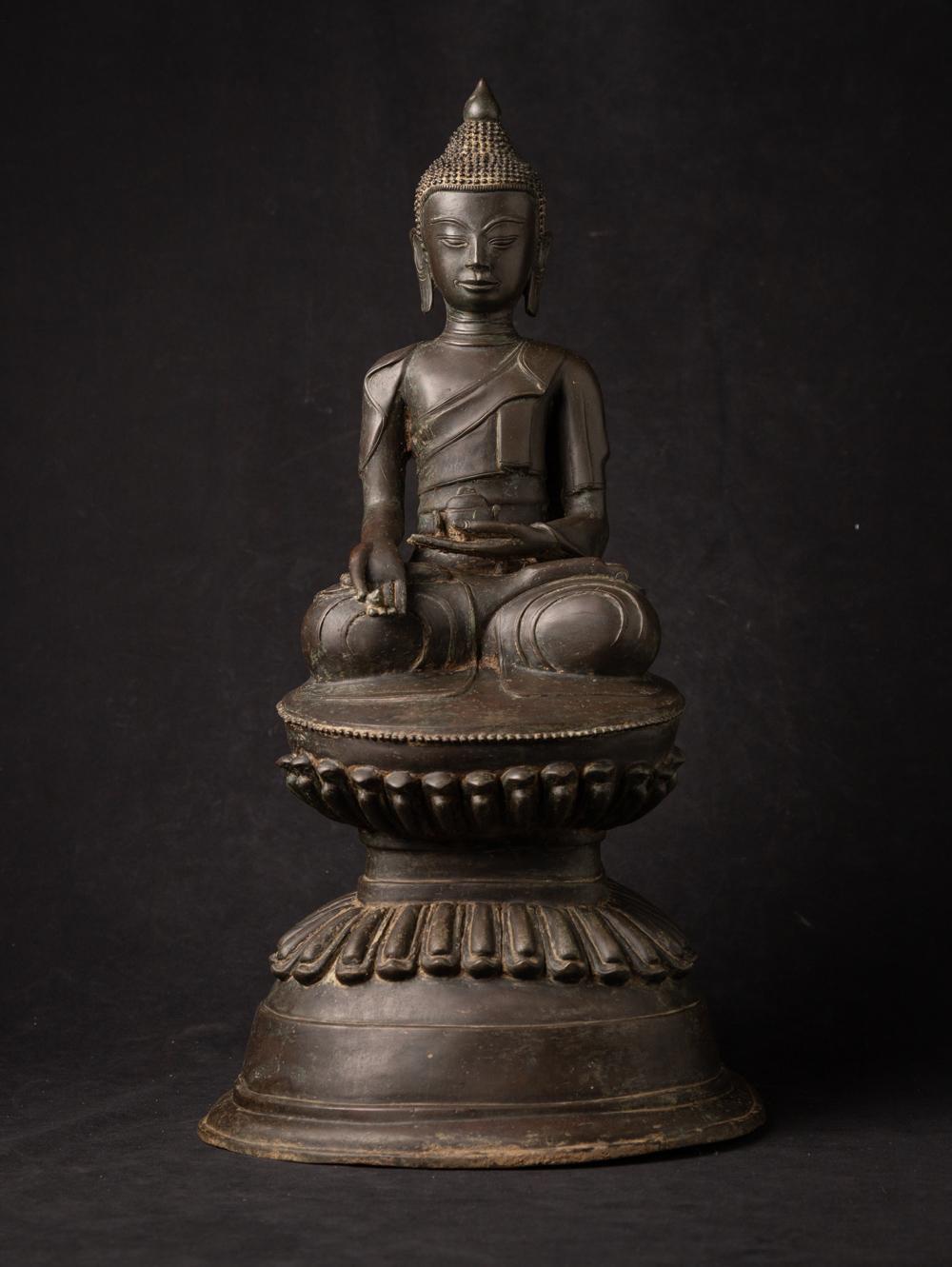 Old bronze Burmese Buddha statue
Material : bronze
54,5 cm high
28 cm wide and 25,5 cm deep
Amarapura style
Varada mudra
Early 20th century
Weight: 14,9 kgs
Originating from Burma
Nr: 3670-6