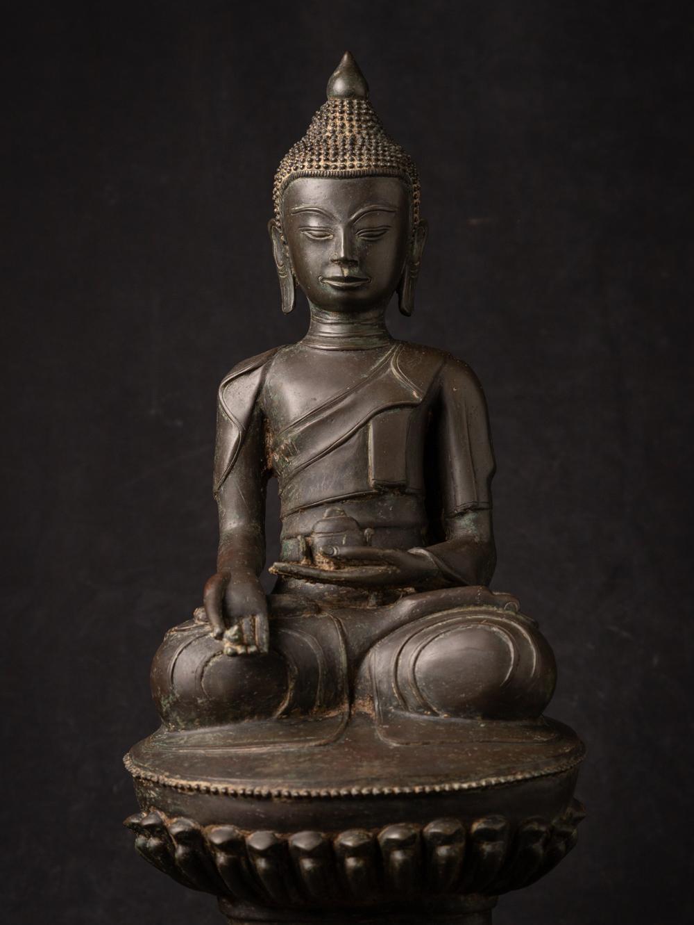 Early 20th century Old bronze Burmese Buddha statue from Burma In Good Condition For Sale In DEVENTER, NL