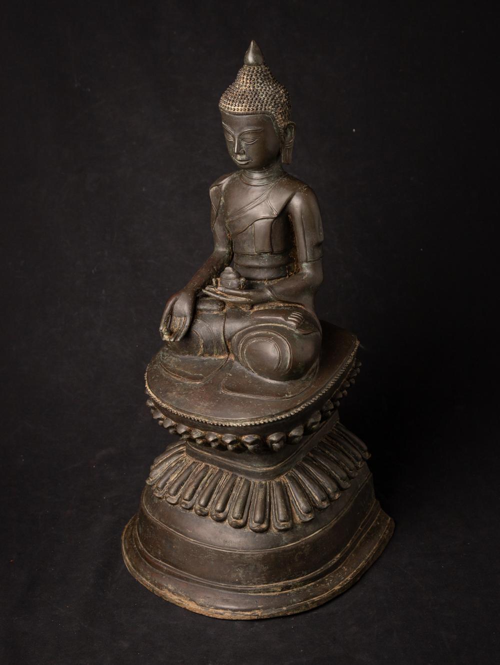 Early 20th century Old bronze Burmese Buddha statue from Burma For Sale 2
