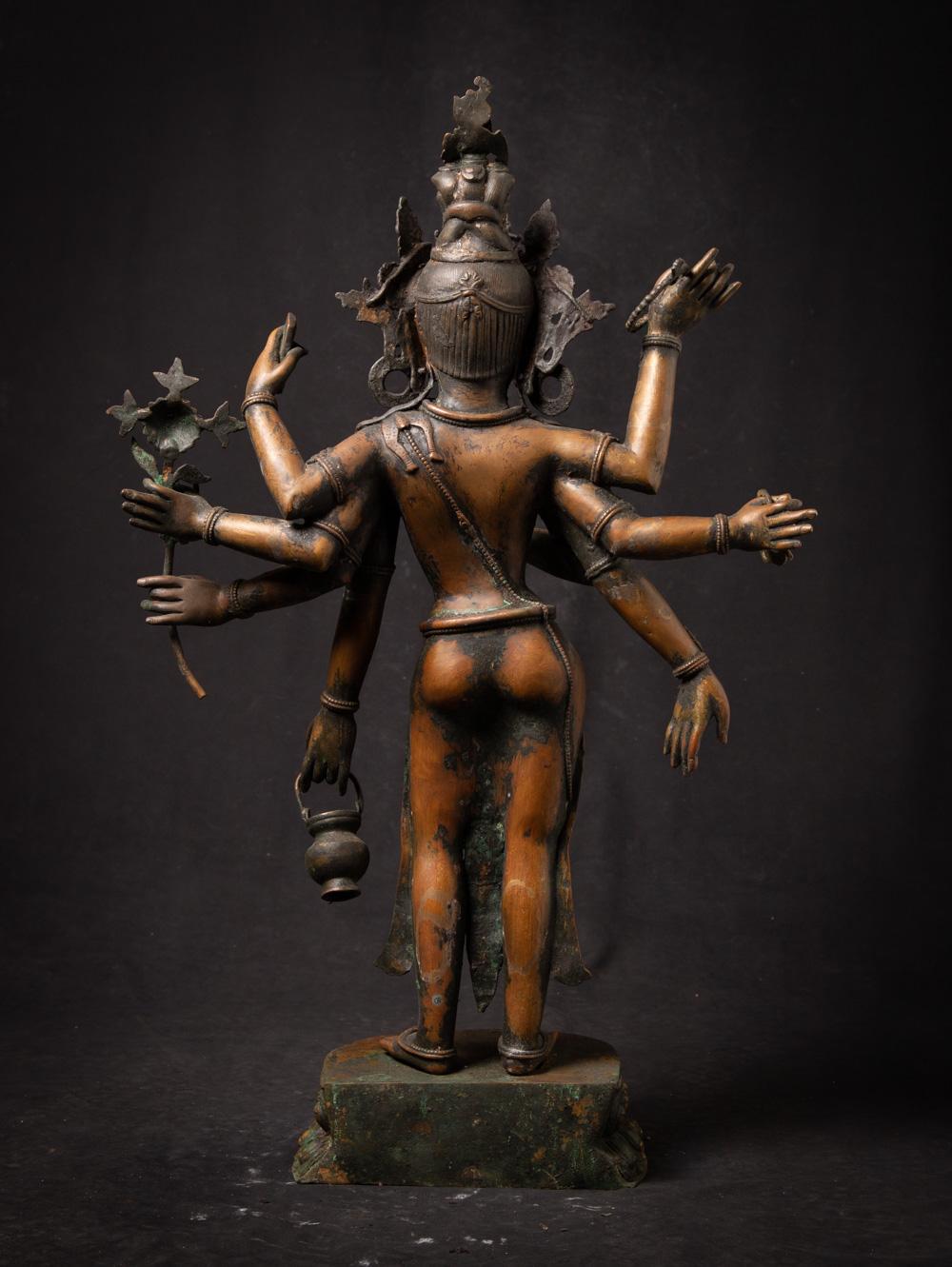 Early 20th century old bronze Nepali Bodhisattva statue - OriginalBuddhas In Good Condition For Sale In DEVENTER, NL