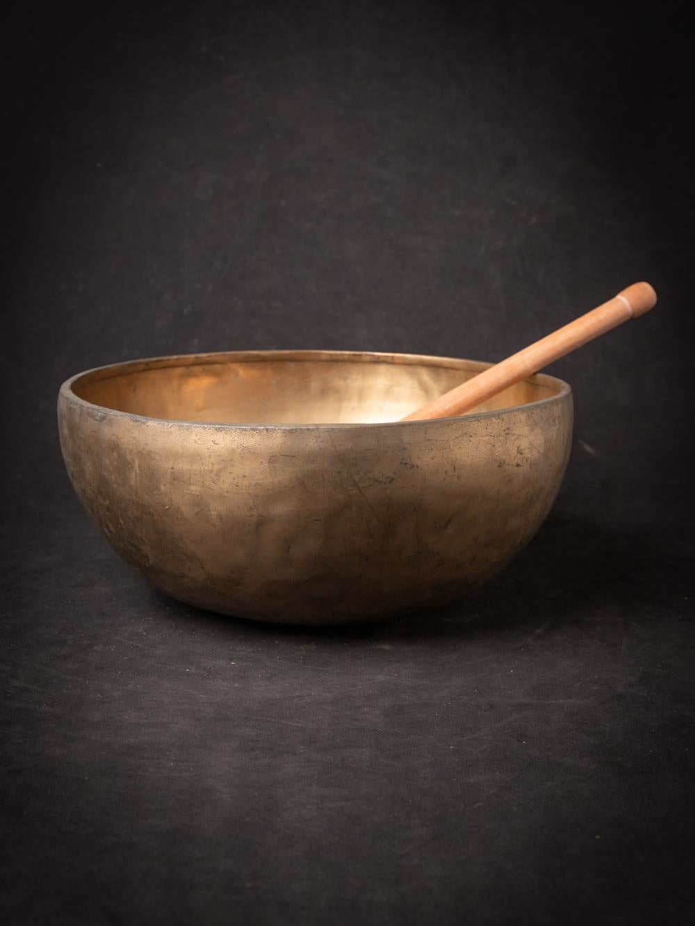 The Old bronze Nepali Singing Bowl from Nepal is a testament to the skilled craftsmanship and musical tradition of the region. Created from bronze, this singing bowl stands at a height of 13.9 cm and has a diameter of 31.5 cm. Crafted with a focus