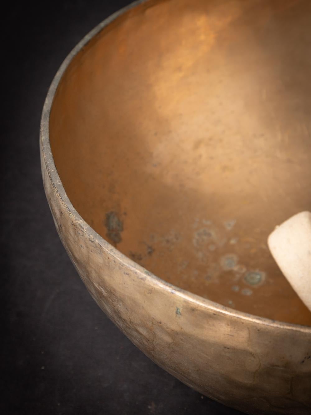Le bol chantant népalais en vieux bronze témoigne de l'habileté de l'artisanat et de la tradition musicale de la région. Réalisé en bronze, ce bol chantant mesure 17,5 cm de haut et 41,5 cm de diamètre. Fabriqué dans un souci de haute qualité, ce